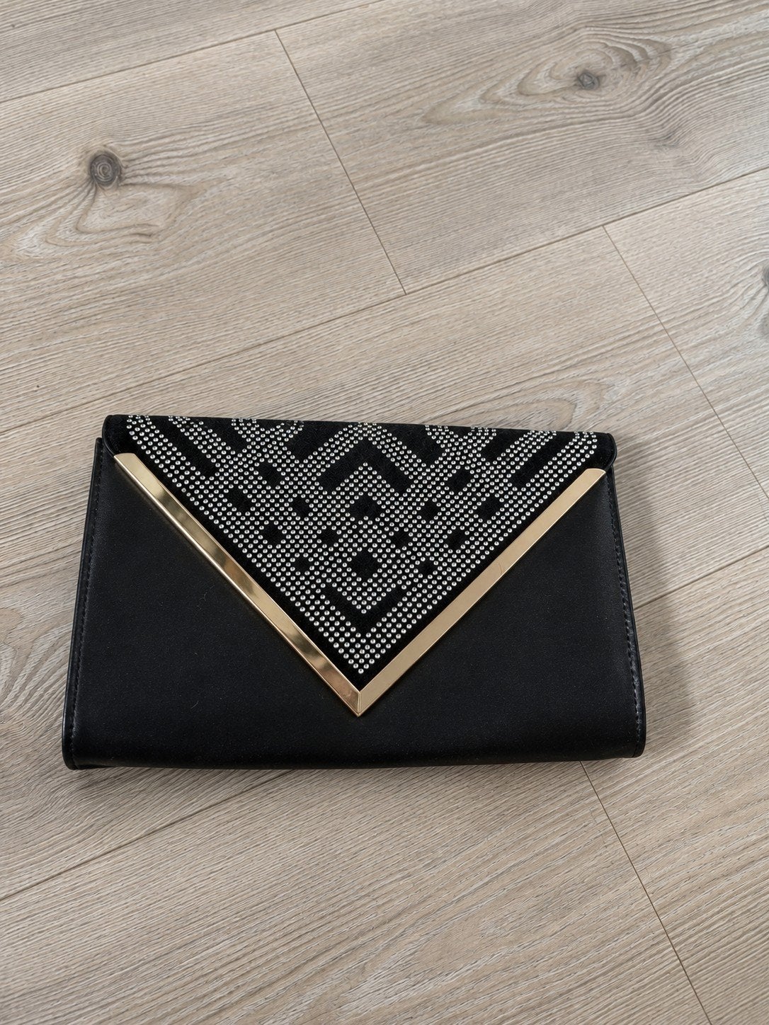 Zwarte clutch met strass en goudkleurige accenten, Ophalen of Verzenden, Zo goed als nieuw, Zwart, Avondtasje