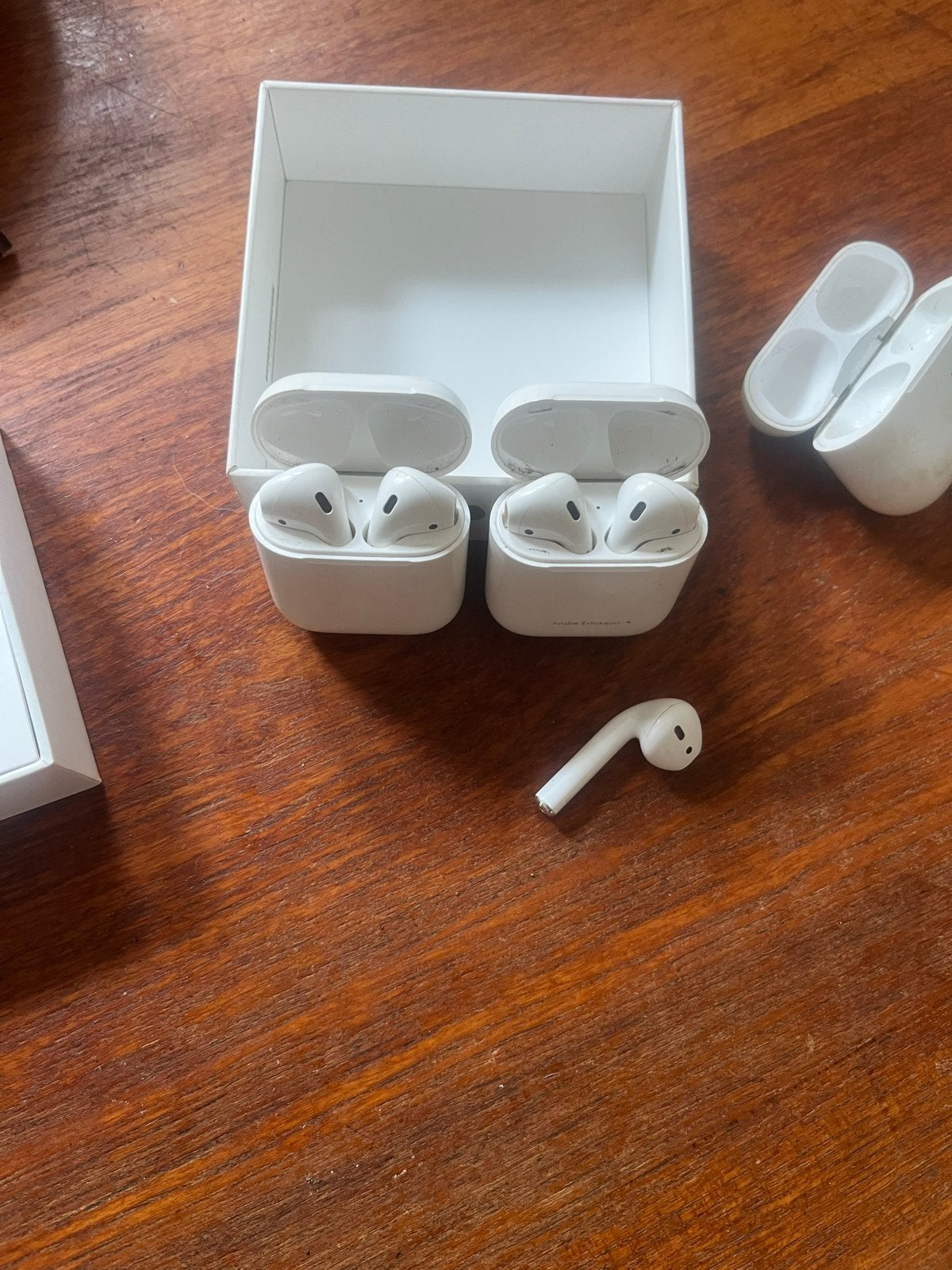 Defecte en werkende Apple Airpods met 2 cases, Gebruikt, Bluetooth, Ophalen of Verzenden, Apple