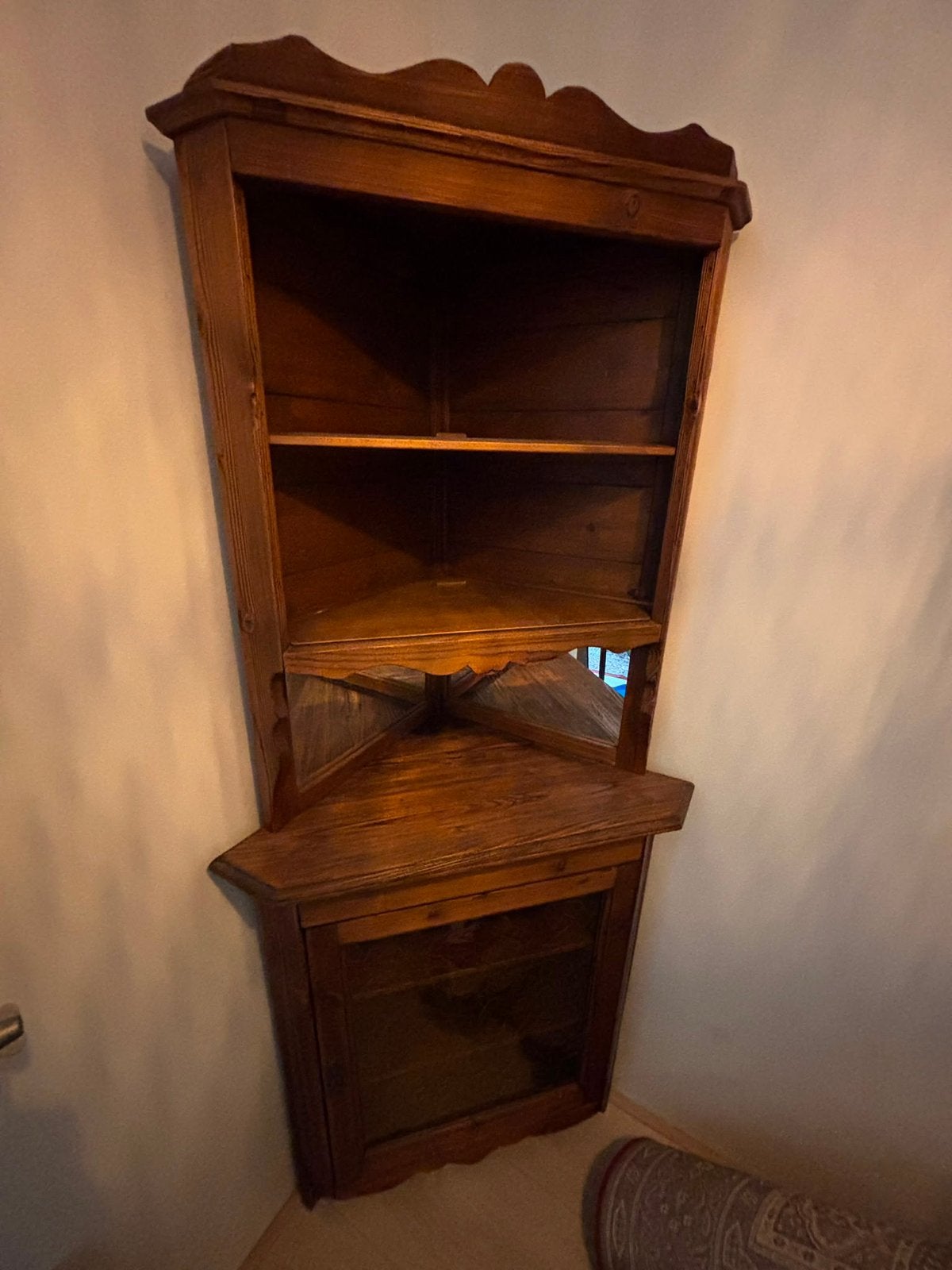 Houten hoekkast met glazen deurtje en planken, Huis en Inrichting, Kasten | Overige, Ophalen, Gebruikt