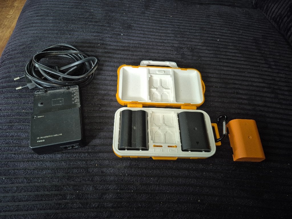 Sigma BC-61 Acculader met bijbehorende batterijen, Audio, Tv en Foto, Ophalen, Zo goed als nieuw, Oplaadbaar