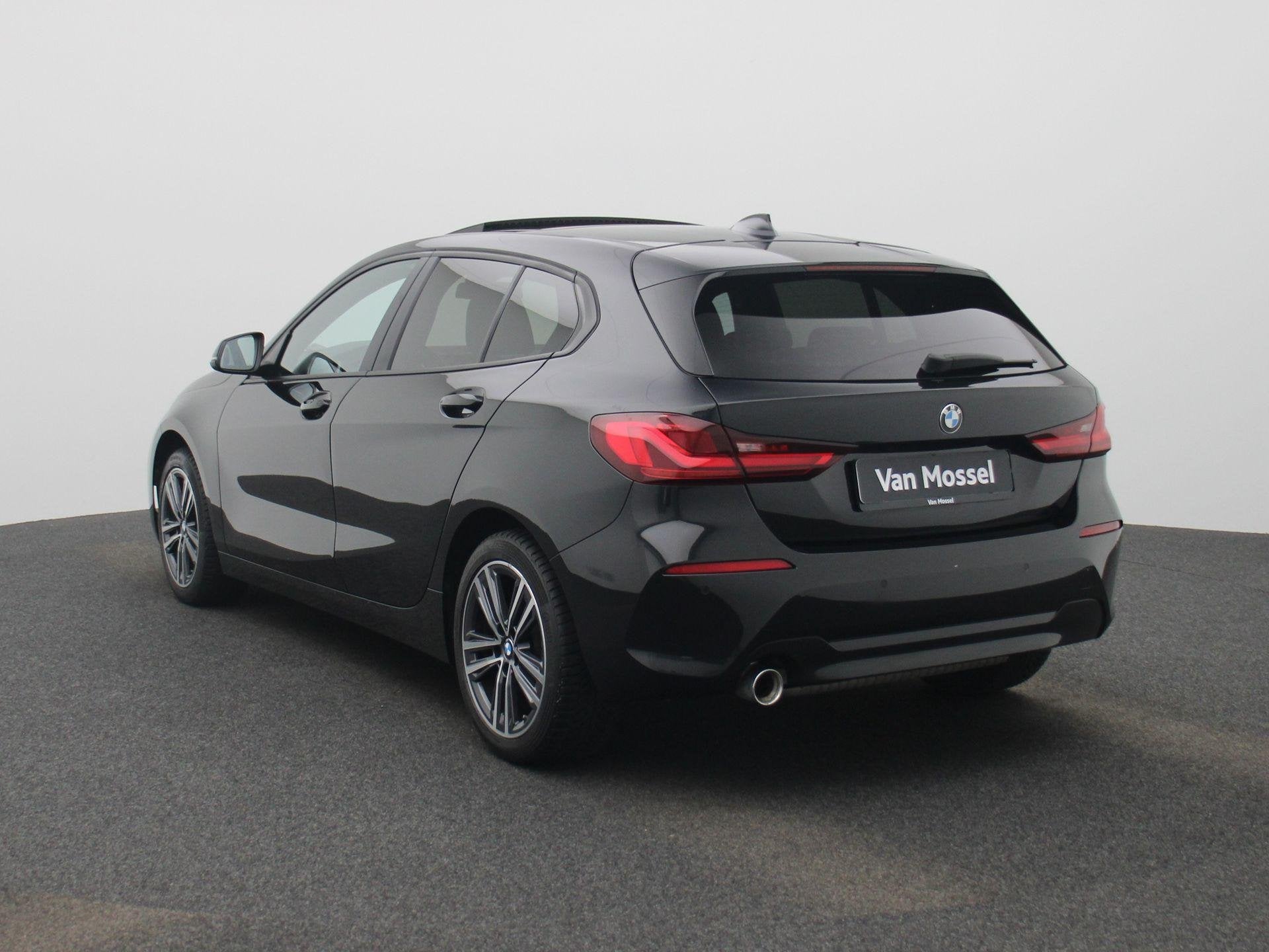 BMW 1-serie 118i Executive | PANORAMADAK | APPLE CARPLAY | A, 12 maanden, Gebruikt, Zwart, 3 cilinders