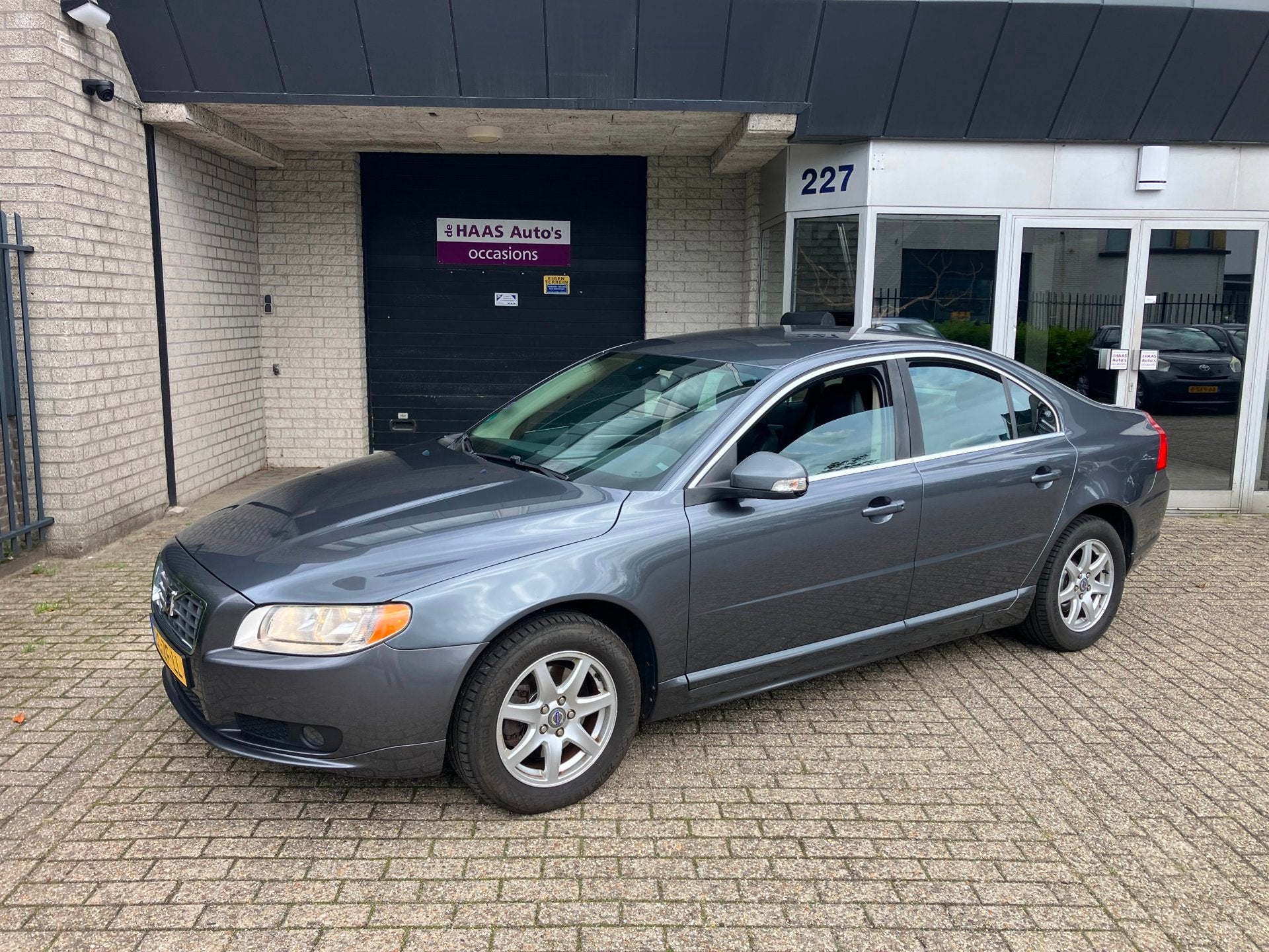 Volvo S80 2.5 T Momentum / NIEUW MODELJAAR / LEDER / NAVI /, Auto's, Voorwielaandrijving, Zwart, 2521 cc, Bedrijf
