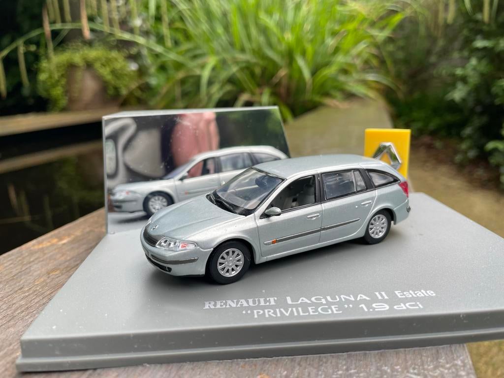 Renault Laguna modelauto 1:43 grijs Universal Hobbies, Hobby en Vrije tijd, Modelauto's | 1:43, Ophalen of Verzenden, Zo goed als nieuw