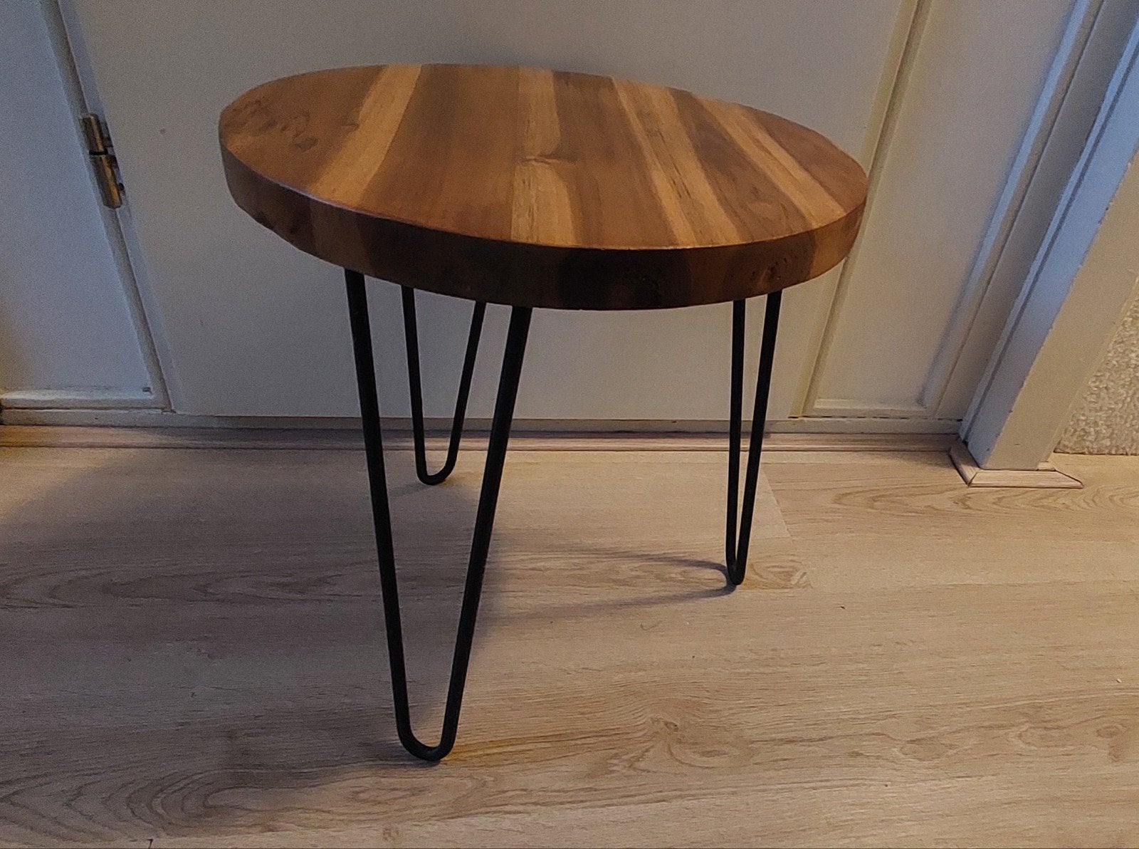 Ronde bijzettafel met houten blad en metalen poten - 38cm, Minder dan 55 cm, Modern, Industrieel, Rond, Zo goed als nieuw