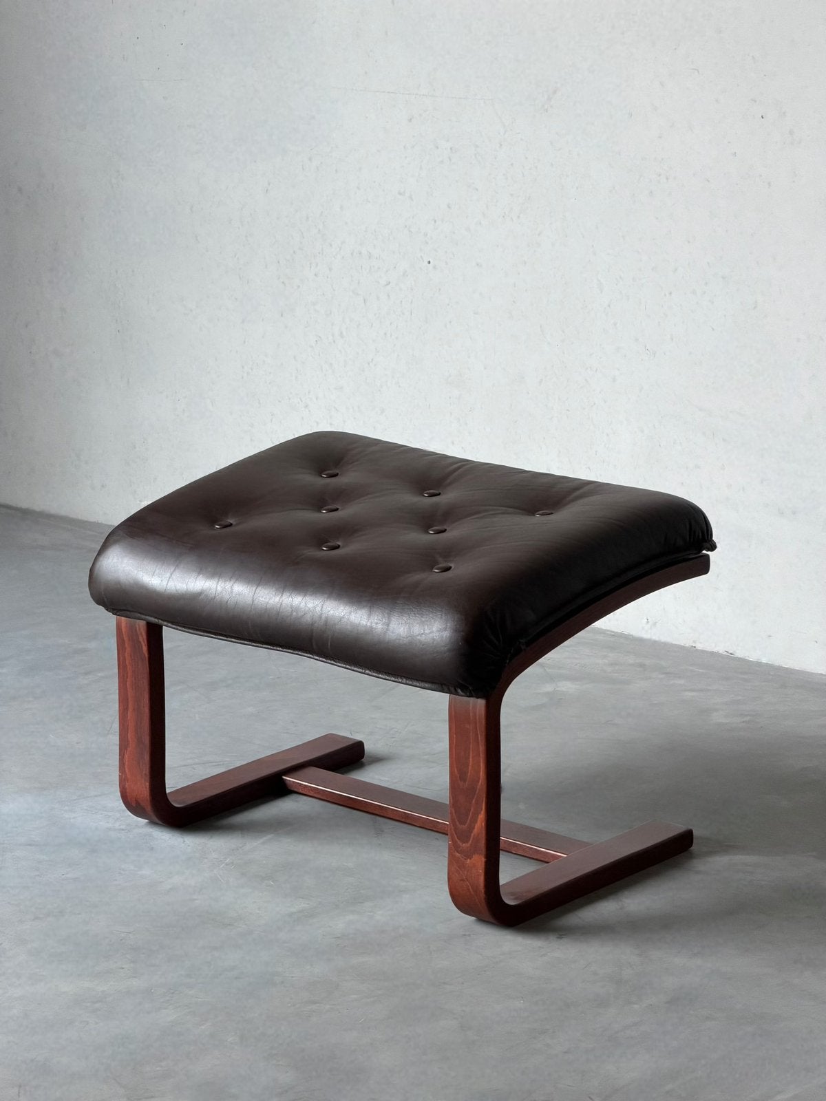 Vintage scandinavische ottoman, Huis en Inrichting, Ophalen of Verzenden, Zo goed als nieuw, Rond, Minder dan 50 cm