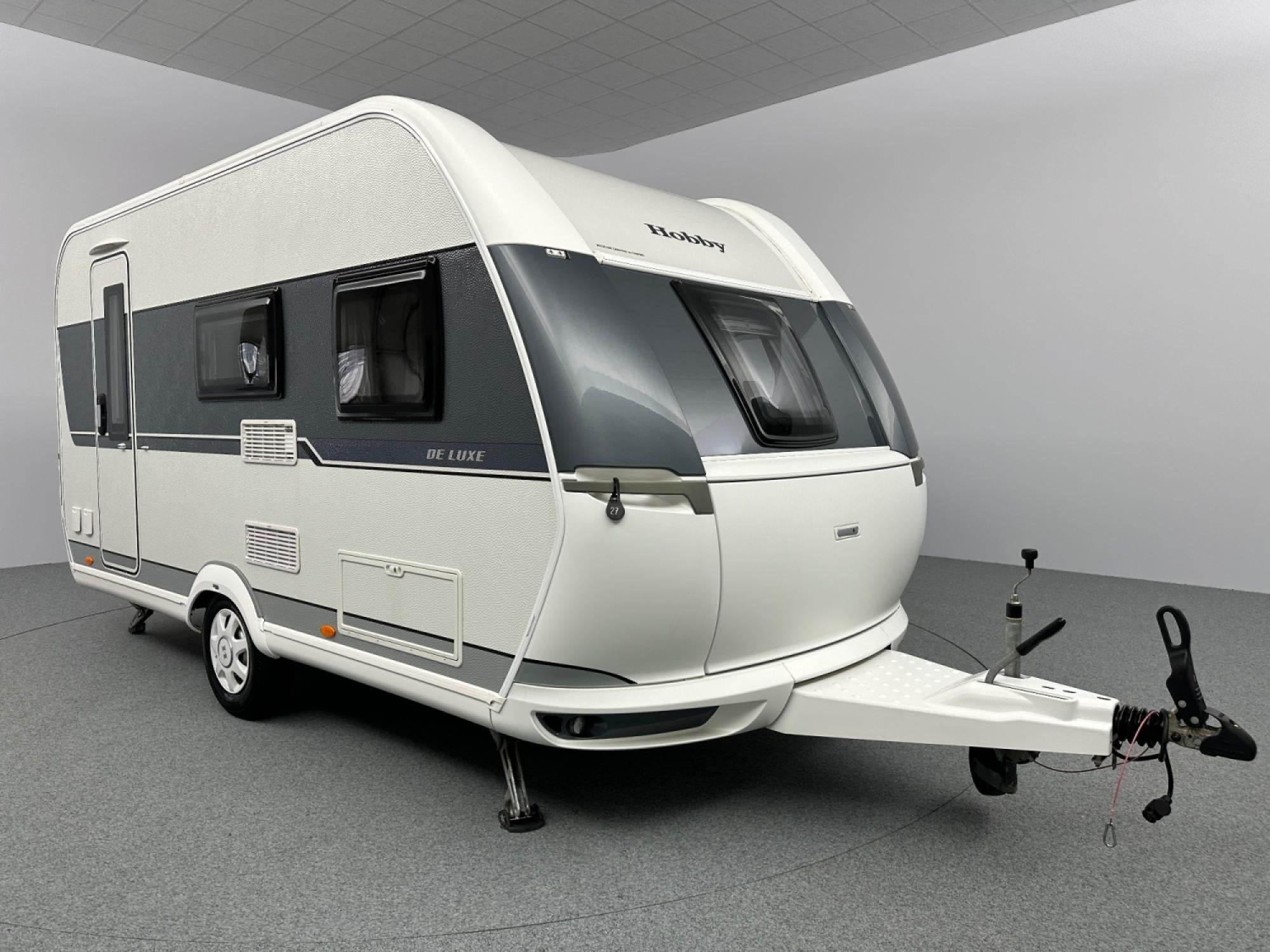 Hobby De Luxe 440 SF VAST BED 1500kg as + Mover, Caravans en Kamperen, Vast bed, Hordeur, Hobby, Bedrijf