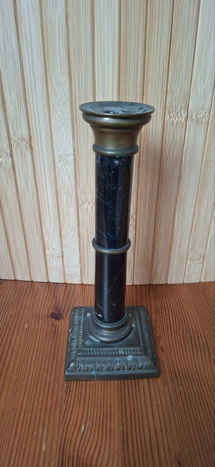 Marmeren kandelaar met messing voet en kap, 23cm hoog, Ophalen of Verzenden, Koper of Brons