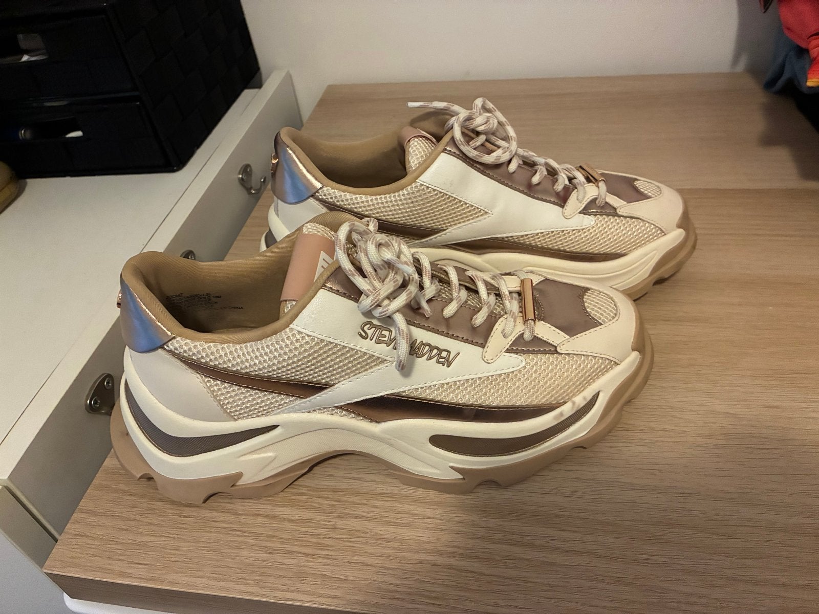 Steve Madden Sneakers - Beige/Goud, Kleding | Dames, Ophalen, Zo goed als nieuw, Beige, Sneakers of Gympen