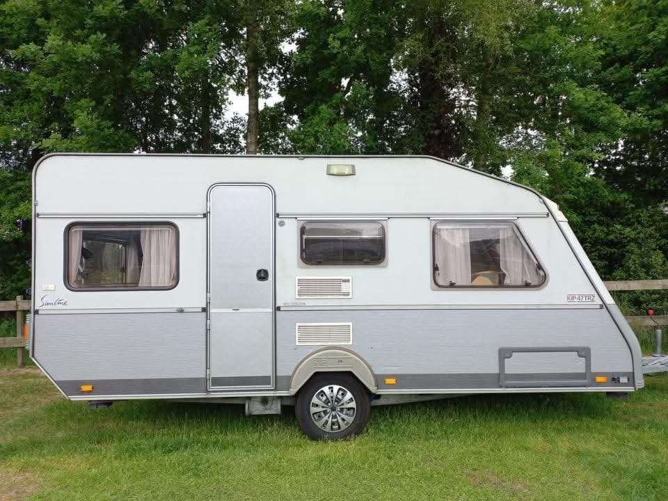 Kip Sunline - zeer netjes, recent gekeurd, klaar om te gaan, Caravans en Kamperen, Caravans, Vast bed, Rondzit, Kip, 750 - 1000 kg