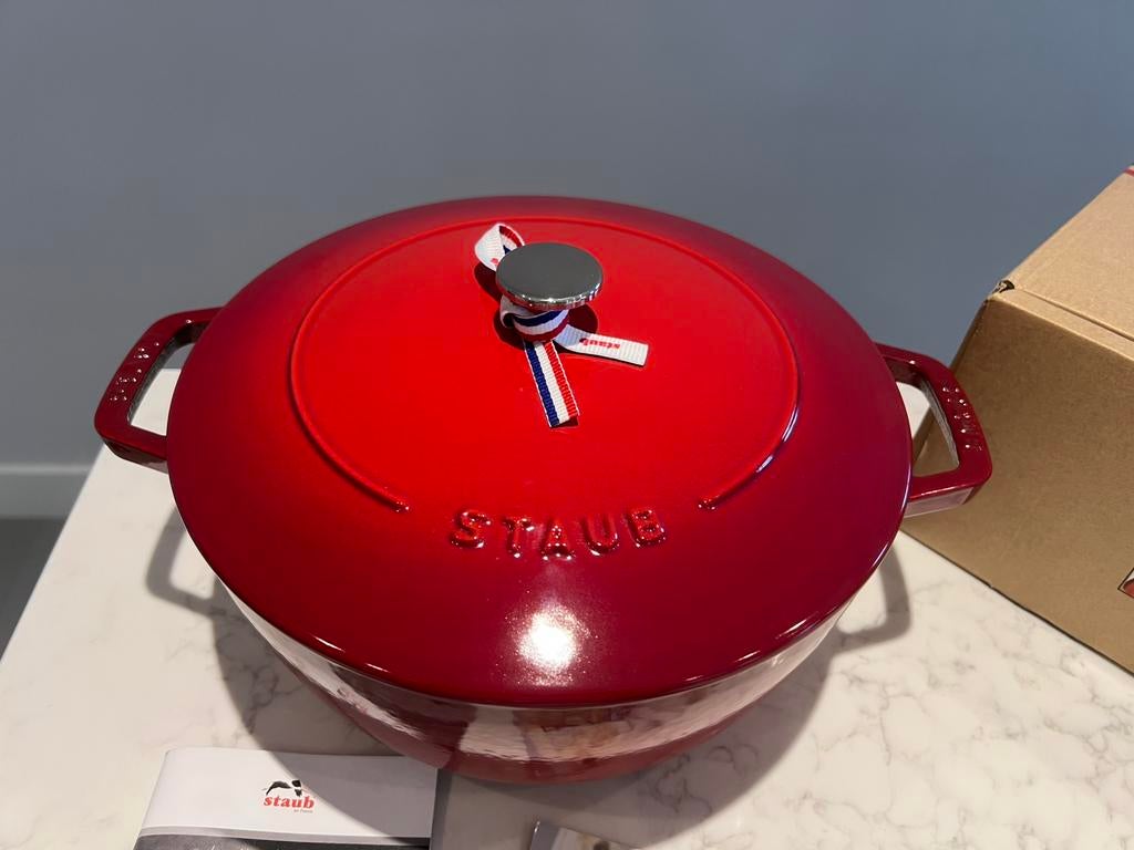 Nieuwe Staub Marmite 26 cm Cerise in de doos, Gietijzer, Nieuw, Ophalen of Verzenden, Staub