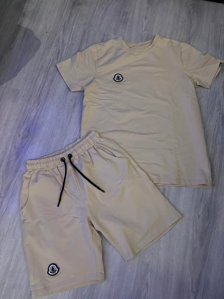 Moncler T-shirt en korte broek set - Beige, Ophalen, Zo goed als nieuw, Maat 48/50 (M)