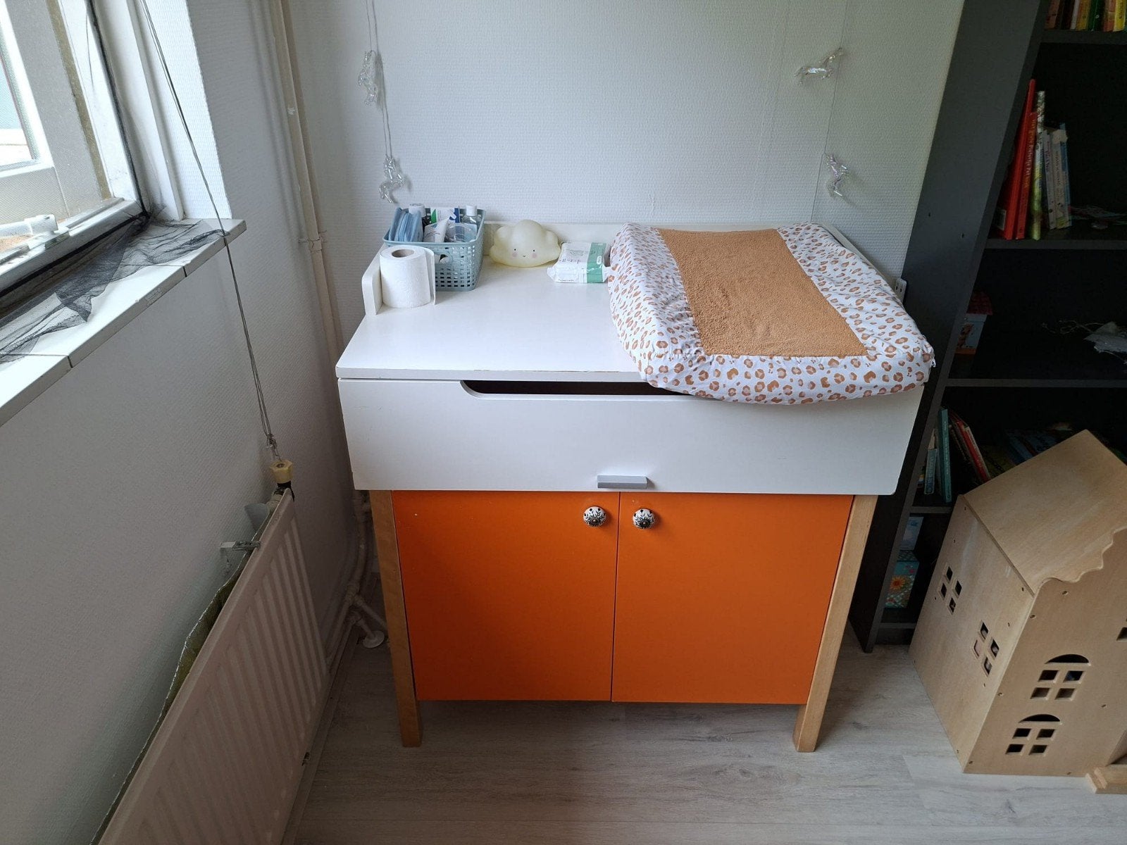 Oerdegelijke ORANJE 🧡 commode, zeer stevig!, Ophalen, 50 tot 70 cm, 100 cm of meer, Voetruimte