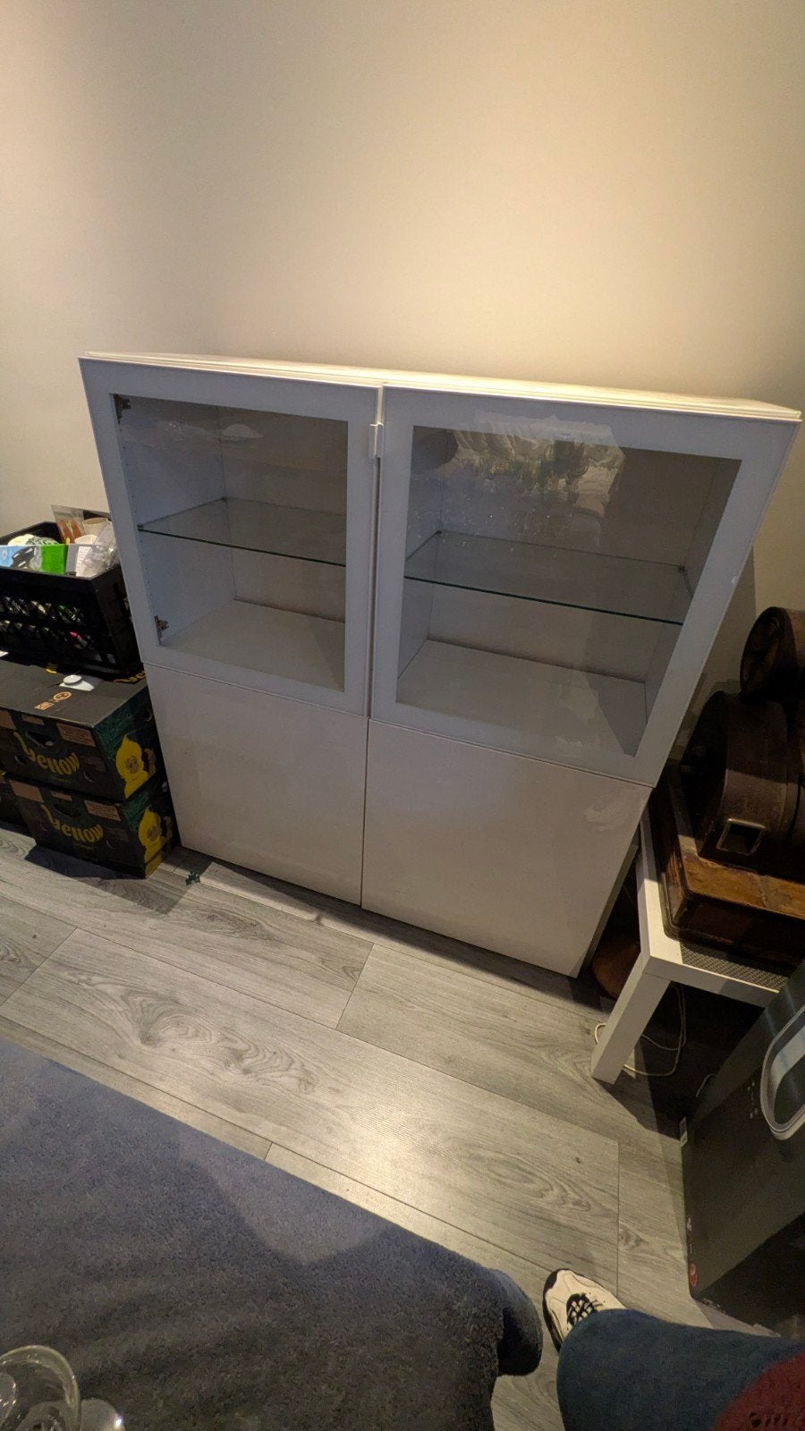 Witte hoogglans kast met glazen deuren en planken, Ophalen, 100 tot 150 cm, 100 tot 150 cm, Modern