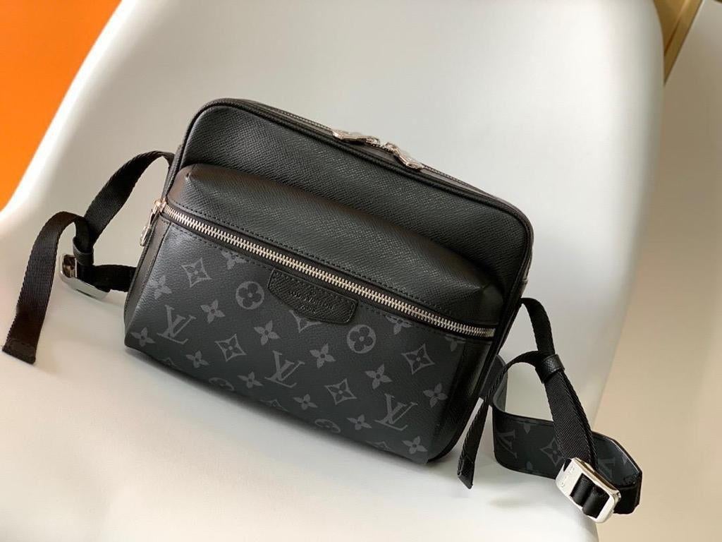 Louis Vuitton heren tas Outdoor Messenger Tas, Sieraden, Tassen en Uiterlijk, Tassen | Schoudertassen, Overige merken, Zwart, Ophalen of Verzenden