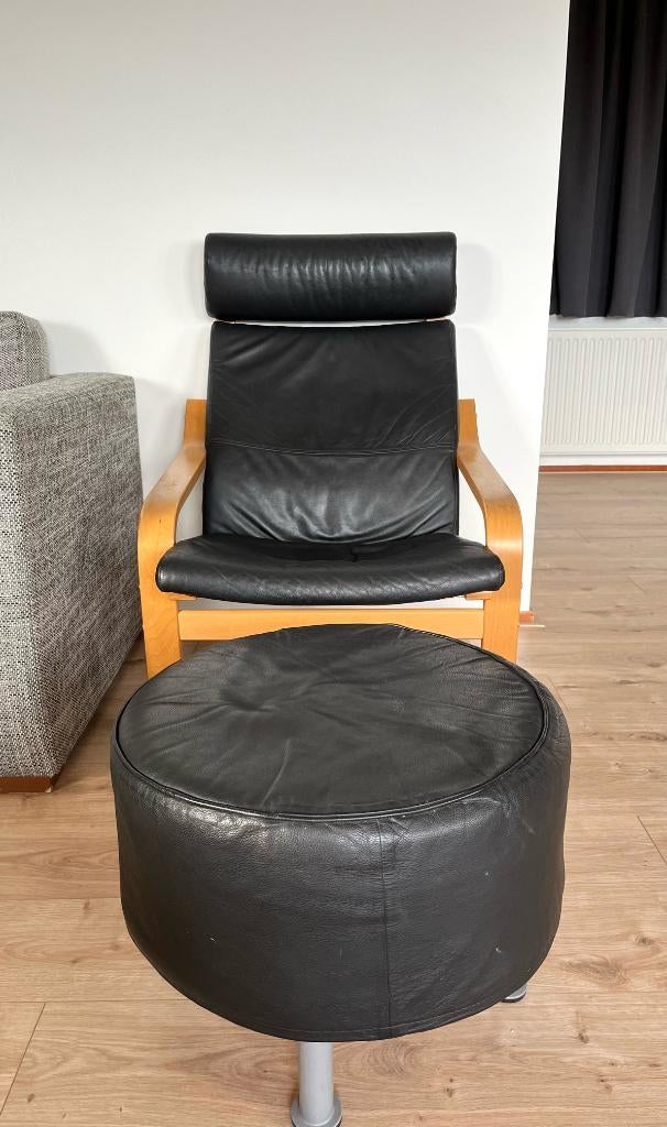 Ikea stoel Poäng en zwarte poef, Huis en Inrichting, Banken | Voetenbanken en Poefen, Ophalen, Gebruikt, 50 tot 75 cm, Overige vormen