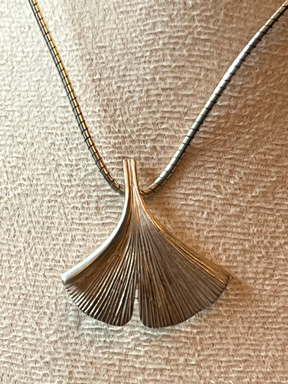 Zilveren collier met Ginko blad hanger - 41 cm, Met hanger, Verzenden, Zo goed als nieuw, Zilver