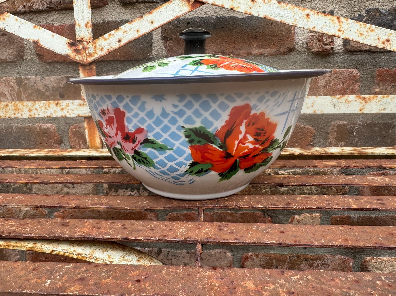 Vintage geëmailleerde kom met rozenpatroon en deksel, Ophalen of Verzenden