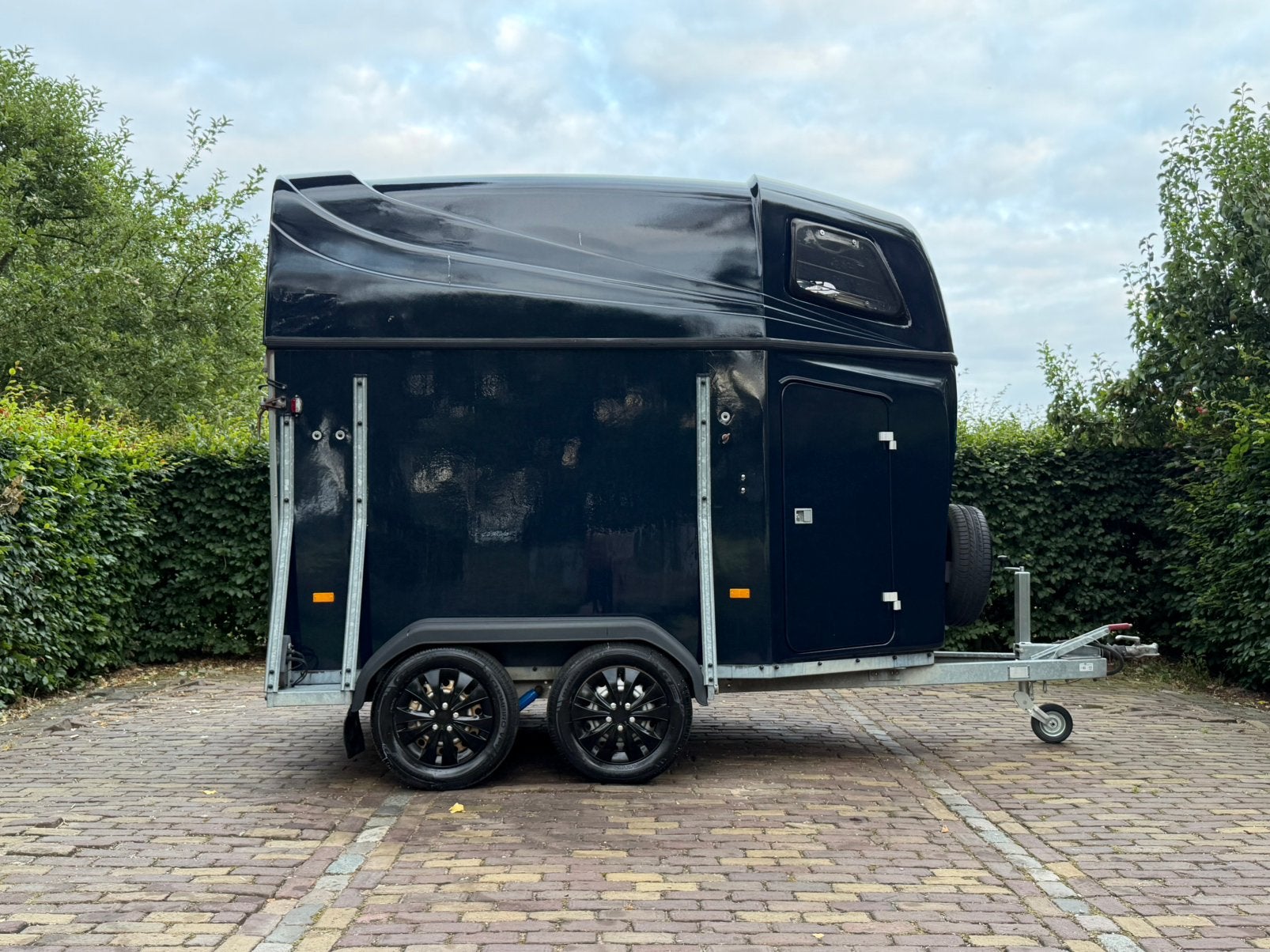 Mooie 2 paards hotra met aluminium vloer en zadelkamer, Dieren en Toebehoren, Ophalen, Aluminium, Zo goed als nieuw, 2-paards trailer