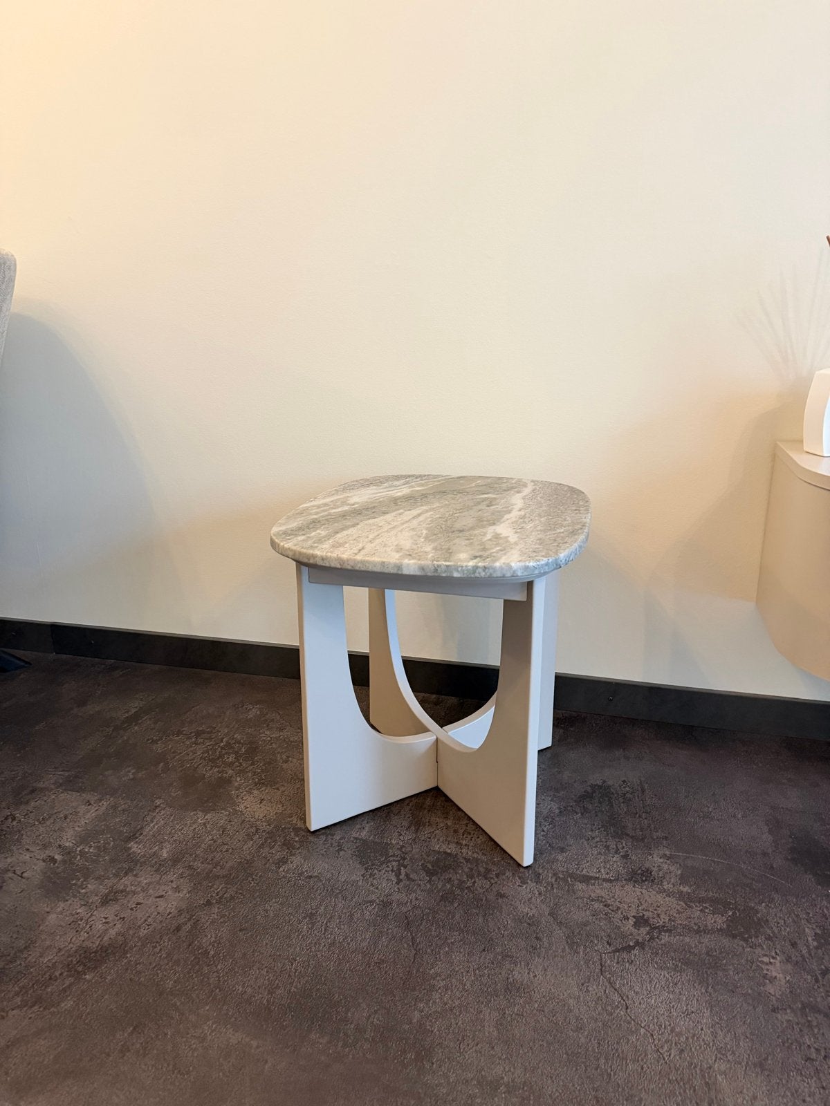 Nieuwe bijzettafel met marmeren blad  44x51x42, Ophalen, Minder dan 55 cm, Nieuw, Ovaal