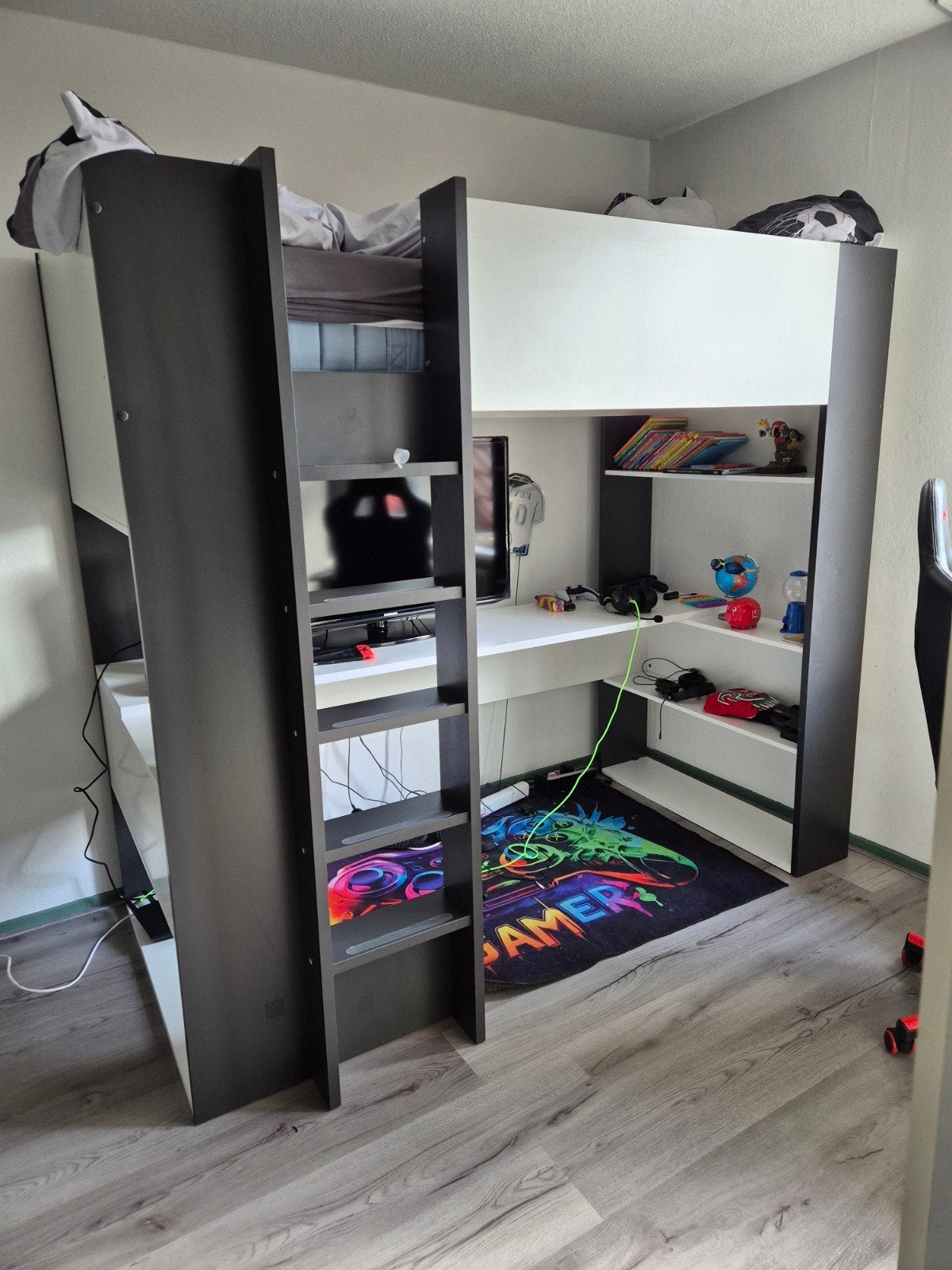 Hoogslaper met bureau en opbergruimte