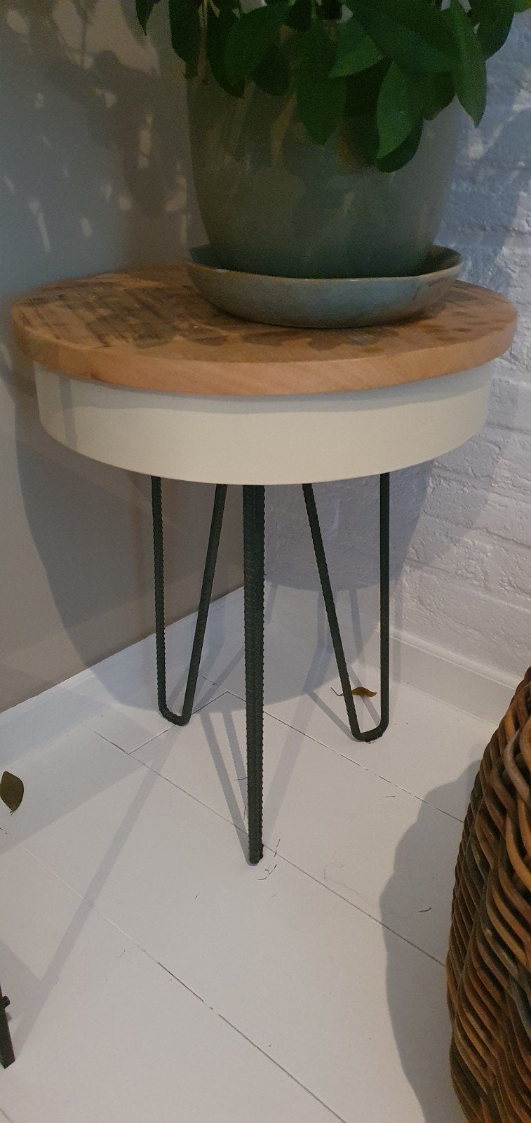 Ronde bijzettafel met houten blad en metalen poten, Huis en Inrichting, Tafels | Bijzettafels, Ophalen, Minder dan 45 cm, Minder dan 55 cm