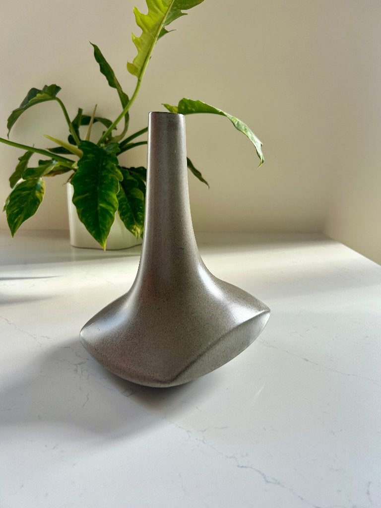 Vaas Cor Unum. Kunstobject bruin keramiek. Theo Potmeer, Antiek en Kunst, Vaas, Ophalen of Verzenden, Steen/keramiek, 25 cm
