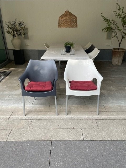 Set van 4 moderne tuinstoelen (grijs en wit), Ophalen, Gebruikt, Kunststof, Stapelbaar
