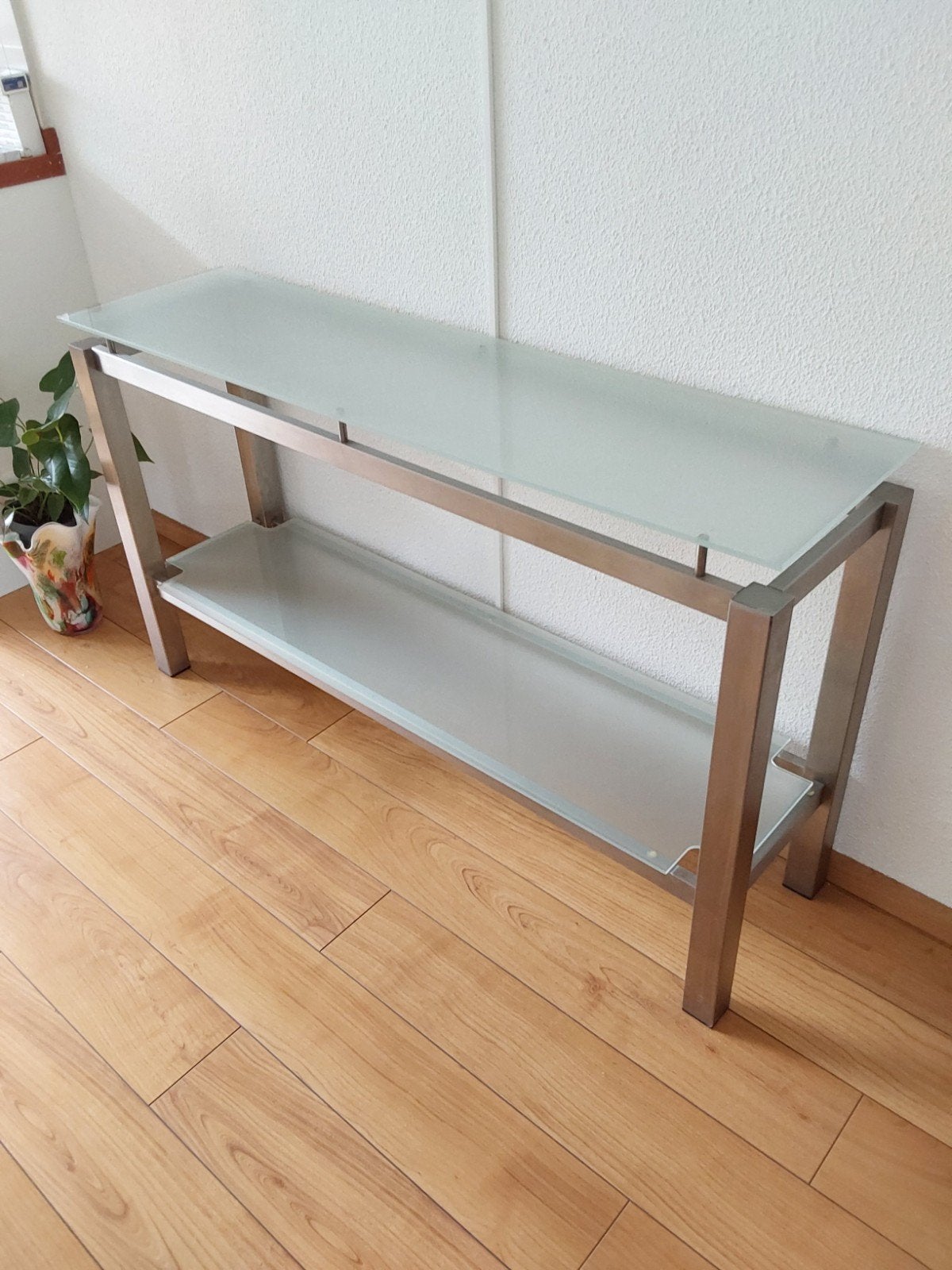 Sidetable met matglas en zilverkleurig ijzeren frame, Huis en Inrichting, Tafels | Bijzettafels, Ophalen of Verzenden, 75 cm of meer