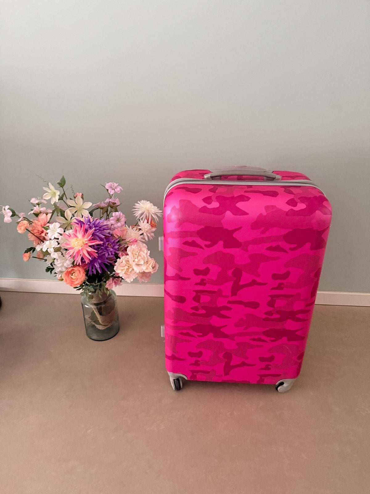 Roze camouflage koffer - wieltjes defect, rits prima, Sieraden, Tassen en Uiterlijk, Koffers, Gebruikt, Hard kunststof, 35 tot 45 cm
