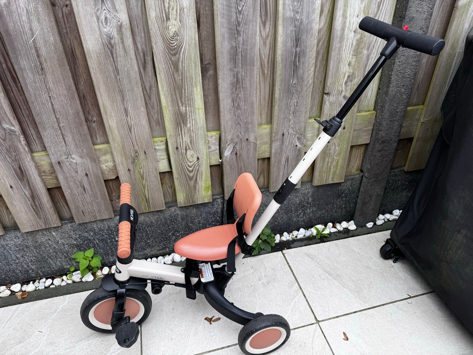 Foto 2 van NEWYOO 4-in-1 Kinderdriewieler/Loopfiets - Zo goed als nieuw