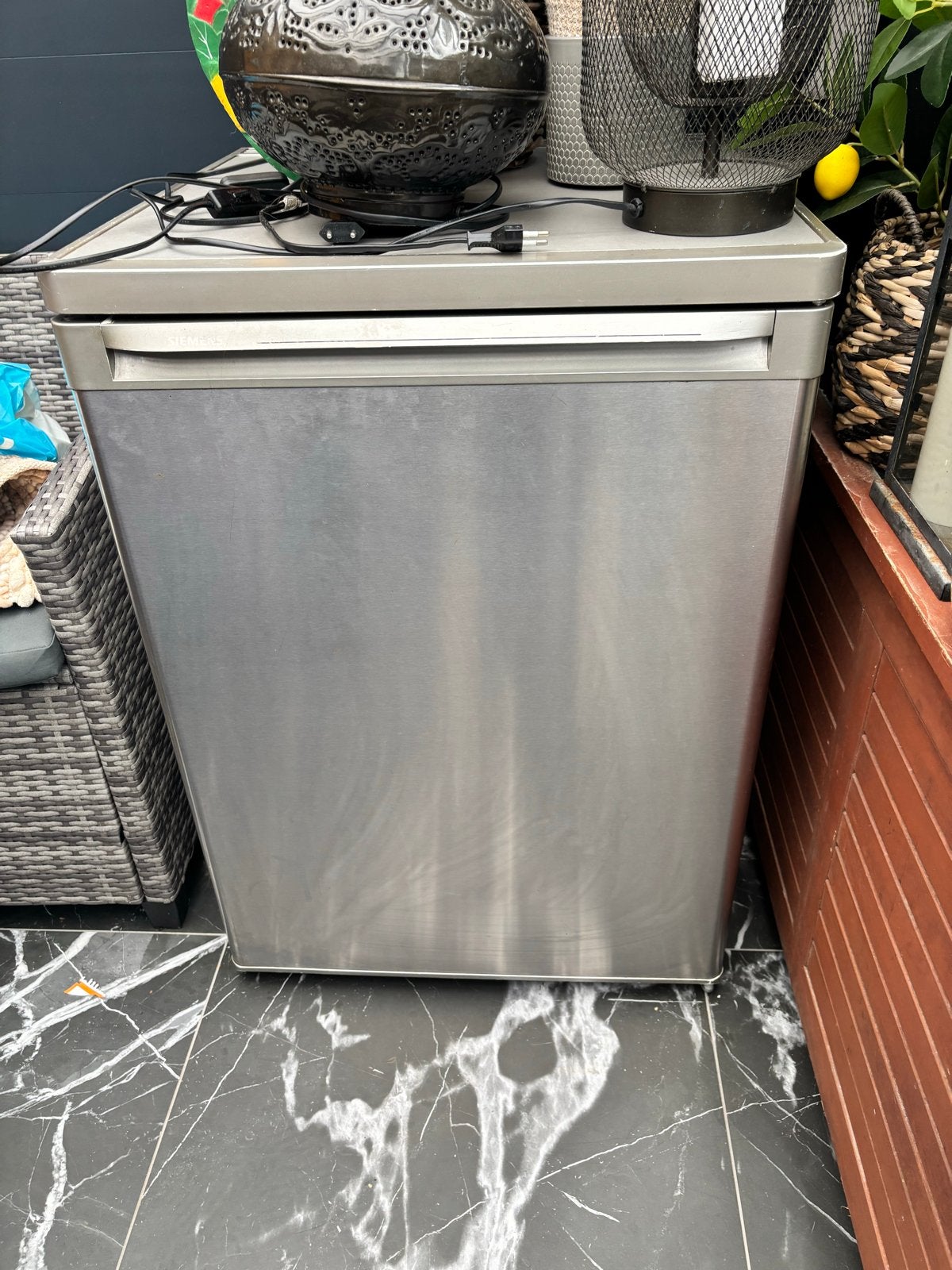 Compacte koelkast Siemens met vriesvak - RVS look, Witgoed en Apparatuur, Gebruikt, 75 tot 100 liter, 45 tot 60 cm, Met vriesvak