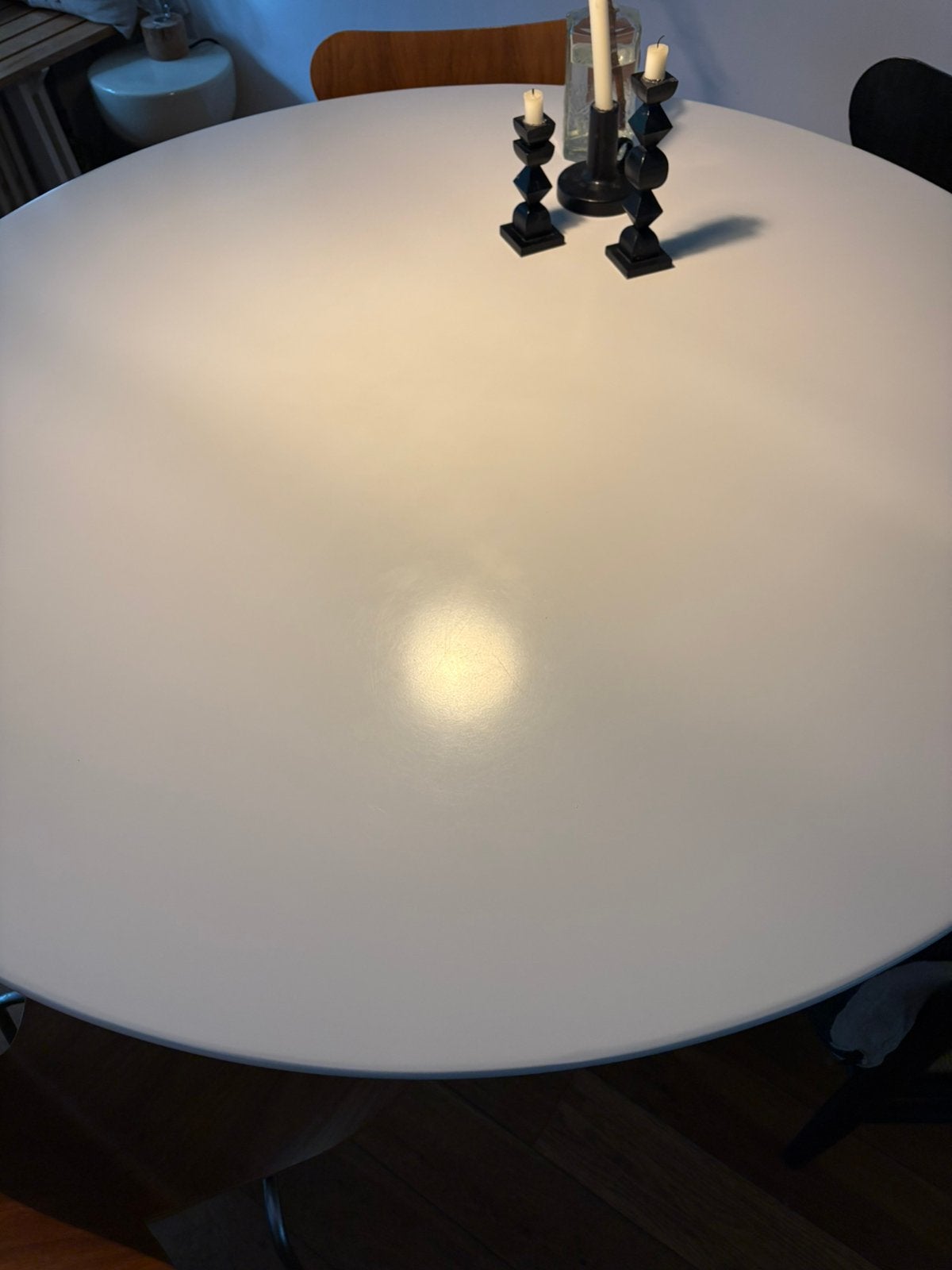 Foto 5 van Witte ronde tafel, model Tulip.