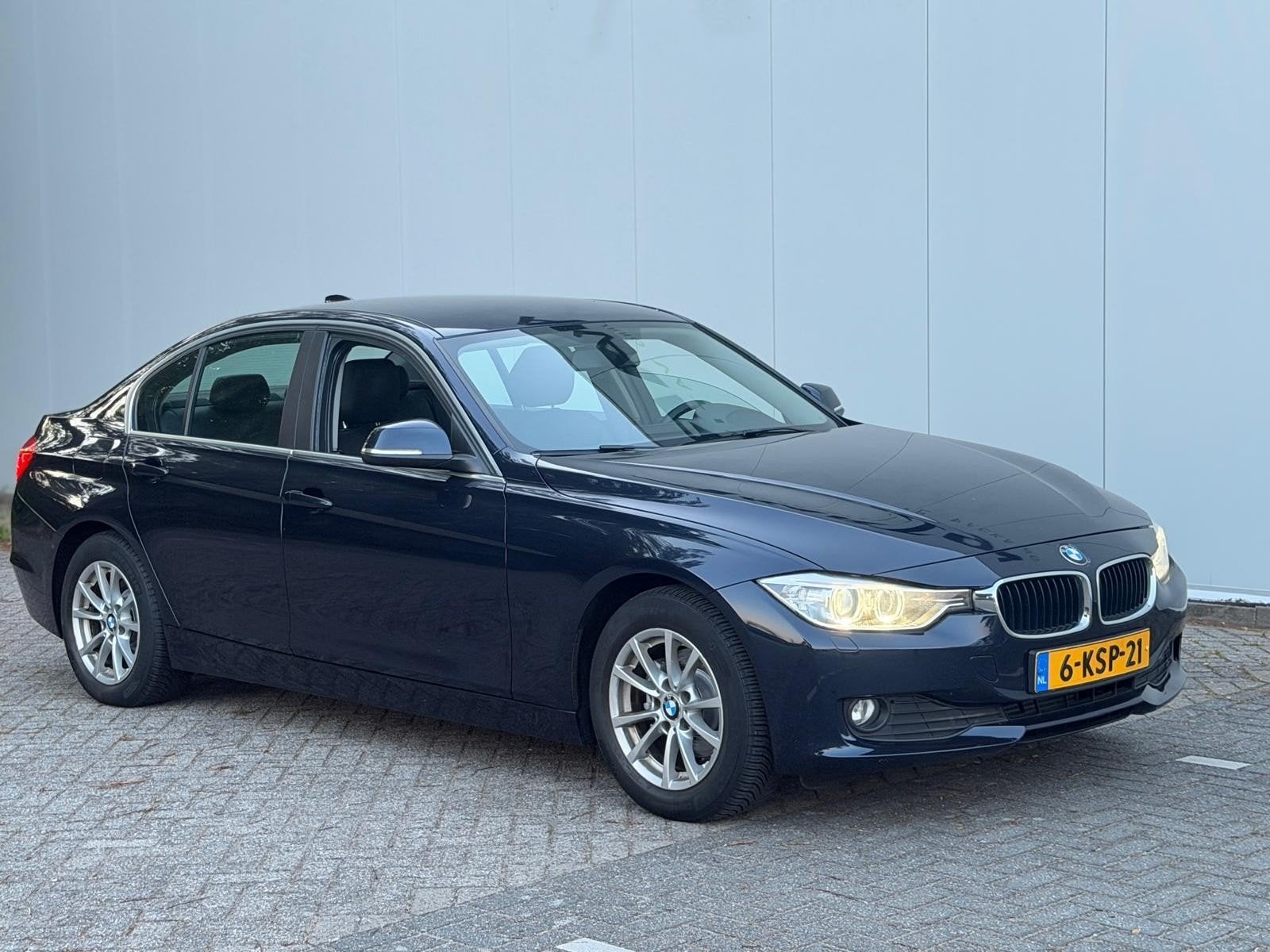 BMW 3-Serie 1.6 320I 125KW EDE 2013 Blauw, Auto's, Achterwielaandrijving, 4 cilinders, Blauw, Handgeschakeld