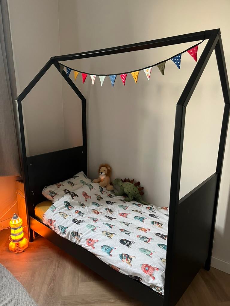 Zwart houten bedhuisje voor peuter/kleuter, Ophalen, Gebruikt, 70 tot 85 cm, 140 tot 160 cm