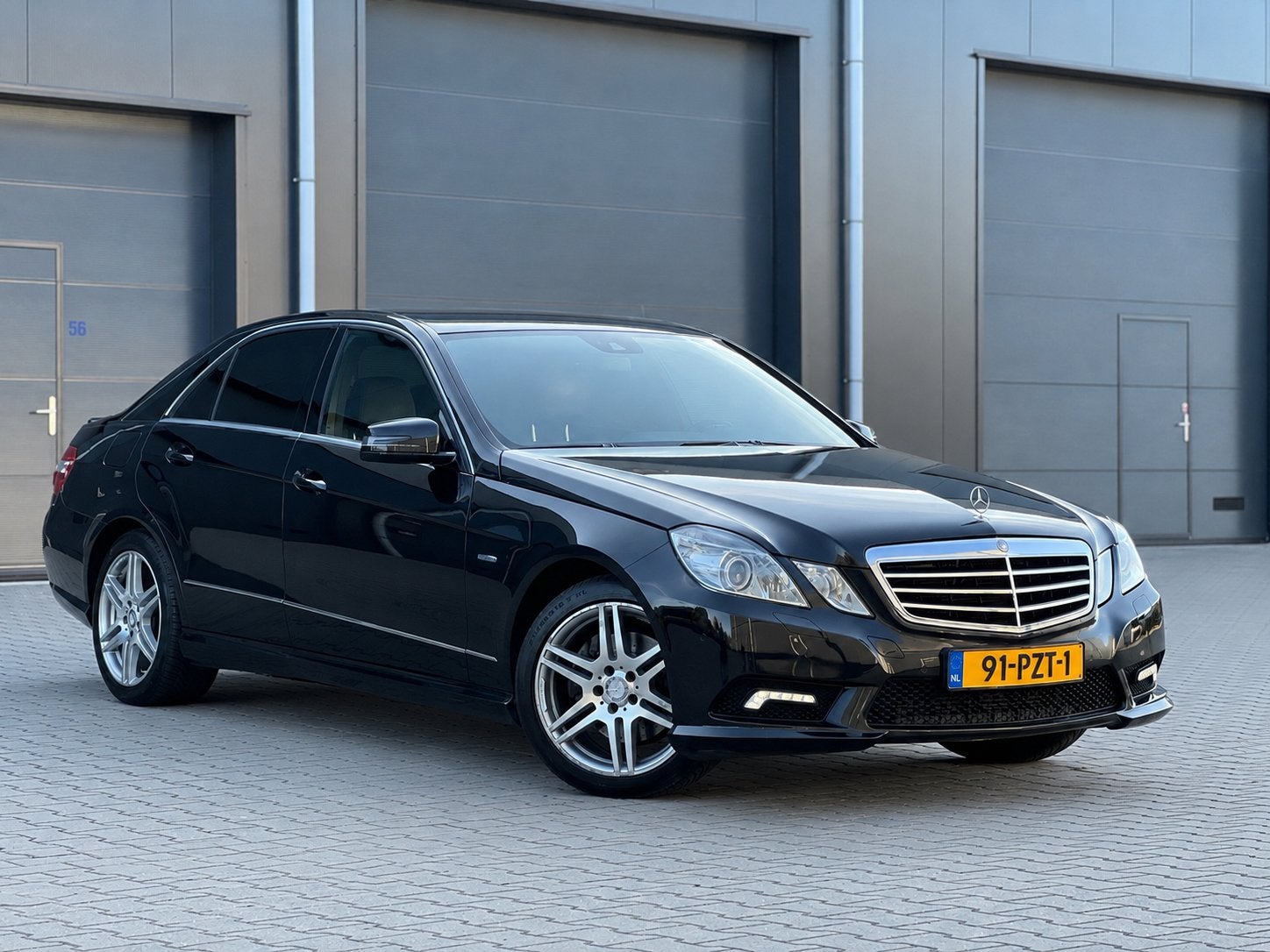 Mercedes-Benz E-Klasse E200 CGI Sedan AUT 2011 NW-APK+BEURT, Auto's, Euro 5, Achterwielaandrijving, Zwart, 4 cilinders