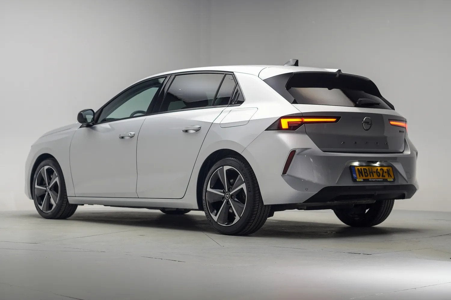 Opel Astra 1.6 Turbo Plug-In Hybrid Business Edition [ SoH 9, Auto's, Dealer onderhouden, Gebruikt, 4 cilinders, 181 pk