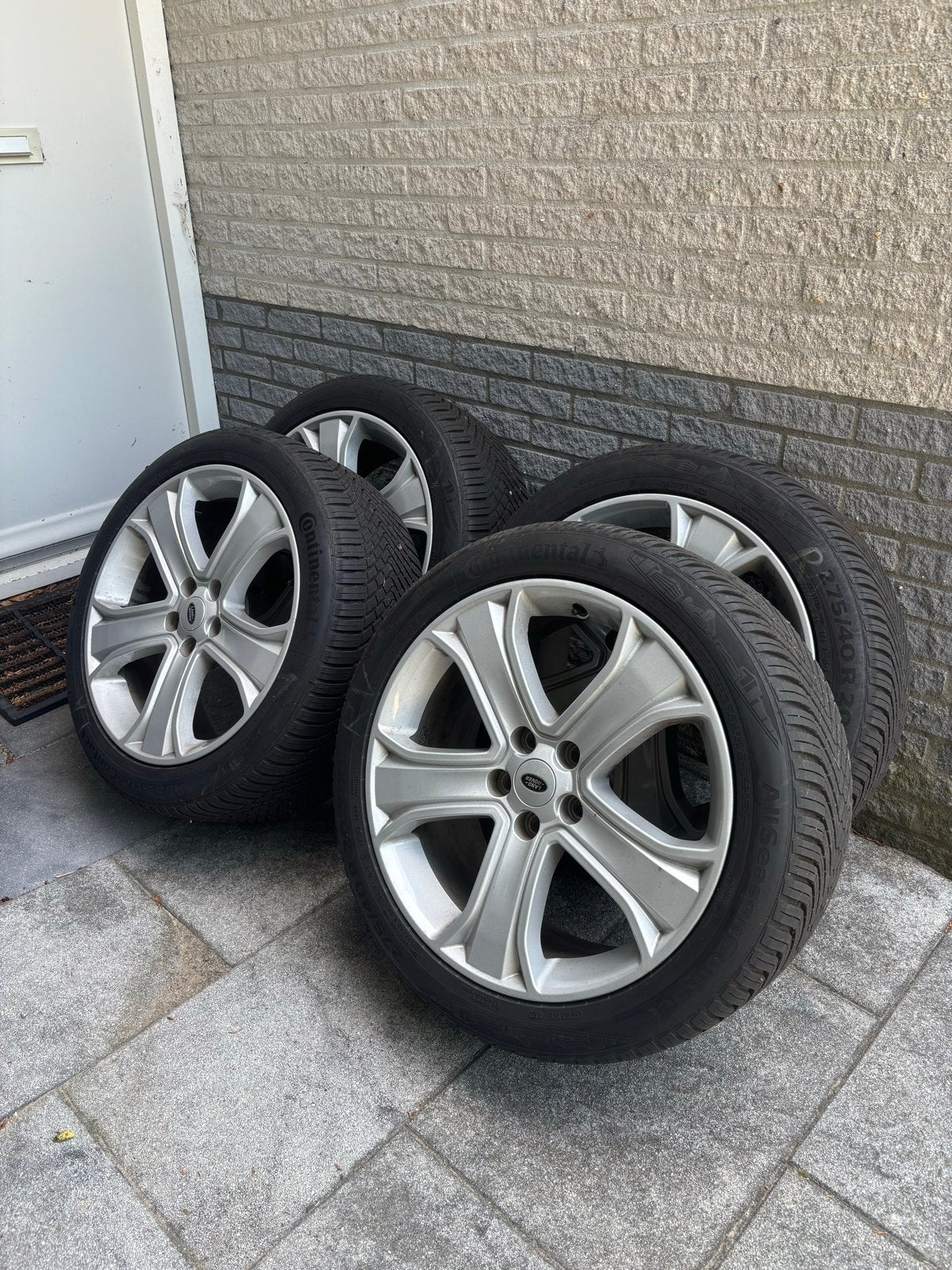 Zeldzame Land Rover Velgen - All Season Banden - zeer goed!, Auto-onderdelen, Ophalen, Gebruikt, 275 mm, Banden en Velgen