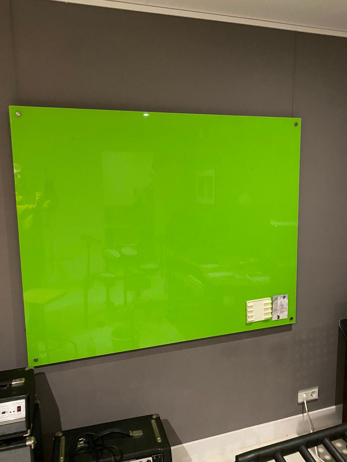 Groot whiteboard in groen glas., Ophalen