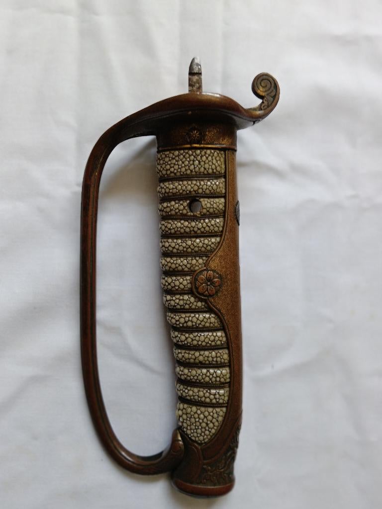 Authentieke Japanse Kuy Gunto tsuka met zilveren mon ,zwaard, Verzamelen, Verzenden, Landmacht, Azië, Zwaard of Sabel
