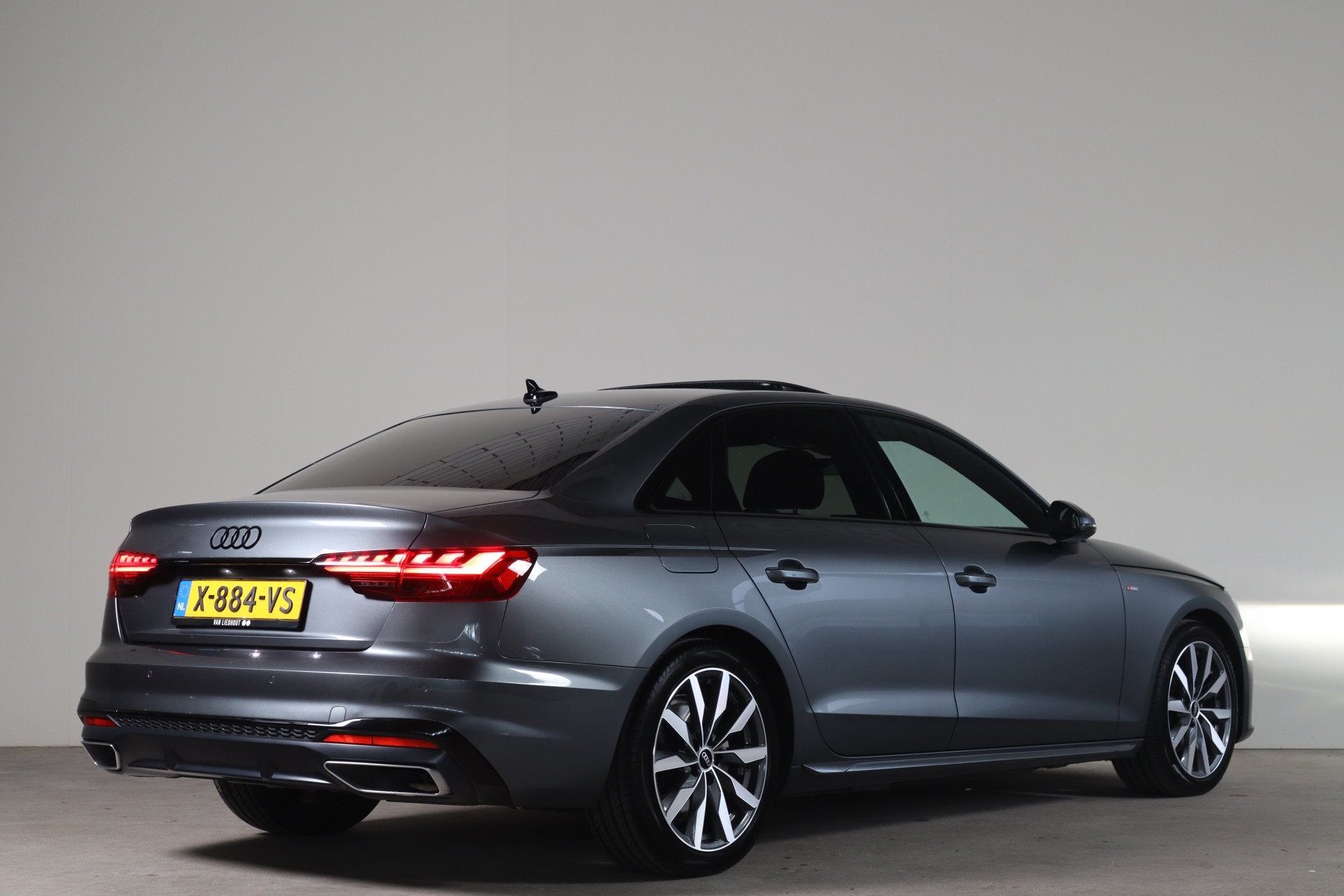 Audi A4 Limousine 35 TFSI S edition Competition - NL- Auto!, Auto's, Audi, Gebruikt, Euro 6, 4 cilinders, Origineel Nederlands
