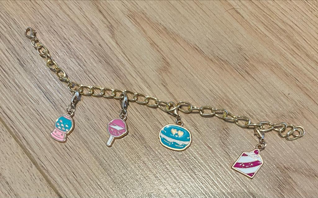 Gouden bedelarmband met snoepjes en dessert bedels, Sieraden, Tassen en Uiterlijk, Overige materialen, Ophalen of Verzenden, Zo goed als nieuw