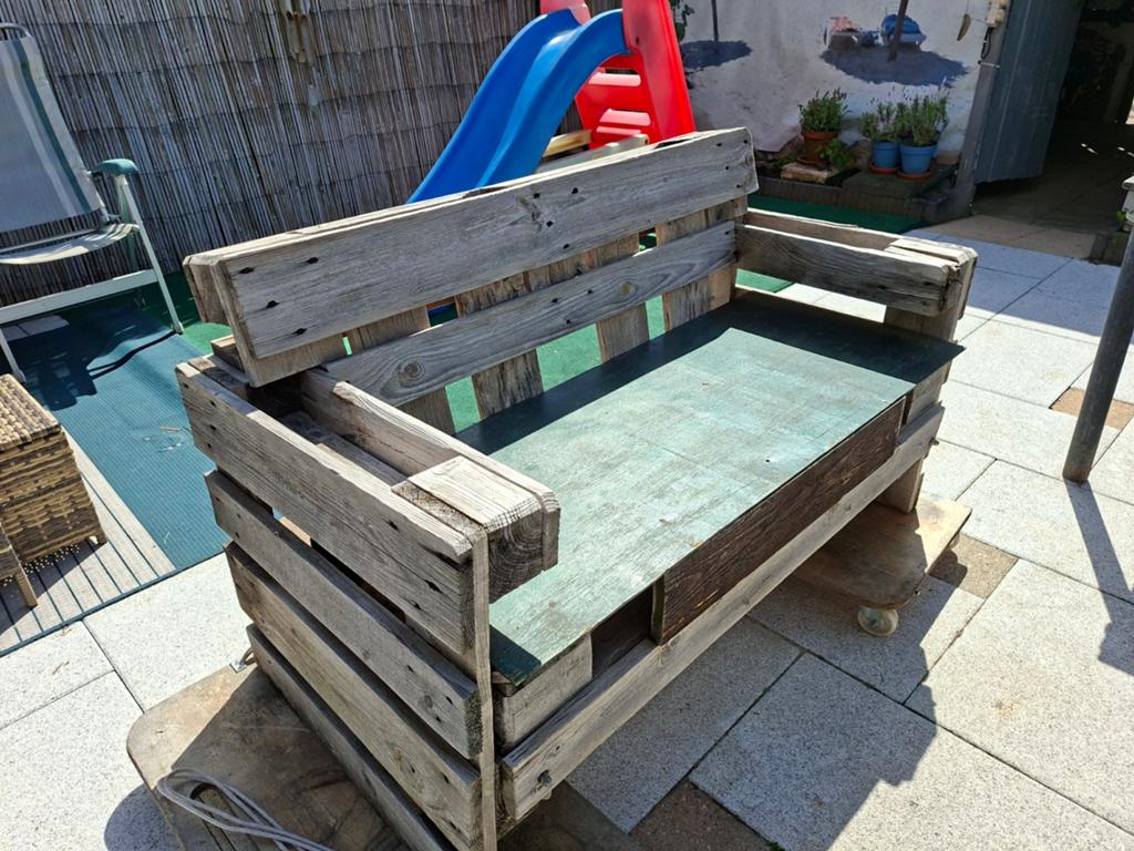 van pallets gemaakte tuinbank, gebruikt en heeft een opkna, Ophalen of Verzenden, Gebruikt, Hout