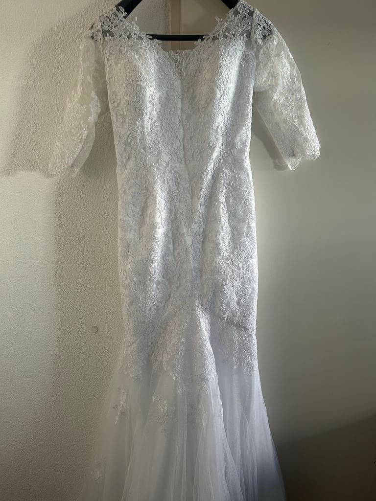 Elegante Trouwjurk met Kant en half lange mouwen, Ophalen of Verzenden, Zo goed als nieuw, Wit, Trouwjurk