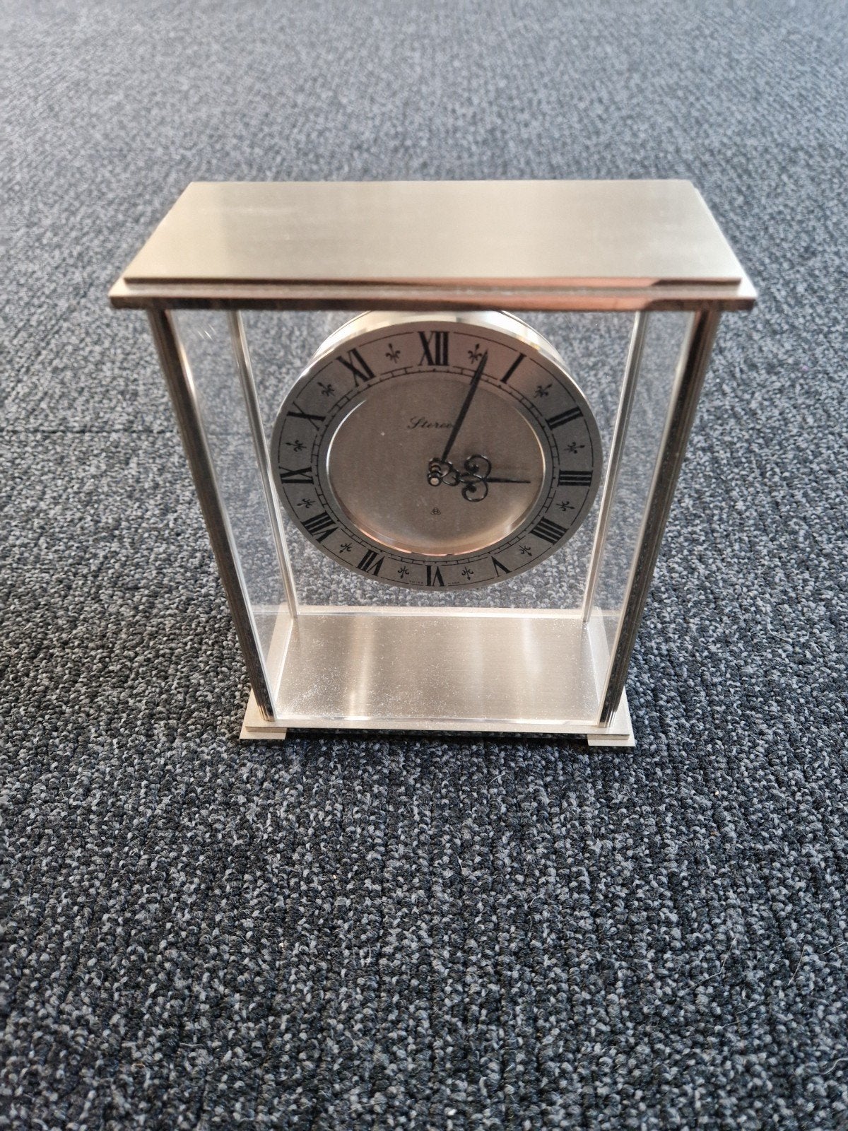 Elegante Stereos tafelklok met Romeinse cijfers, Ophalen of Verzenden