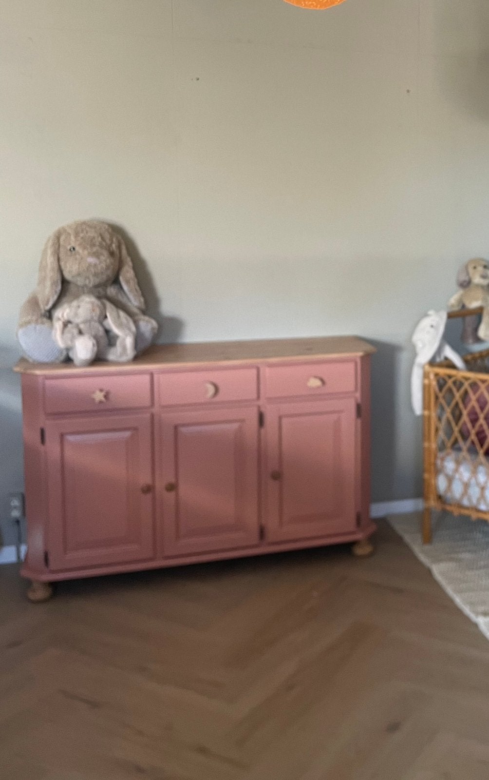 Prachtige houten commode – handgeschilderd oudroze – vintage, Antiek en Kunst, Antiek | Meubels | Kasten, Ophalen