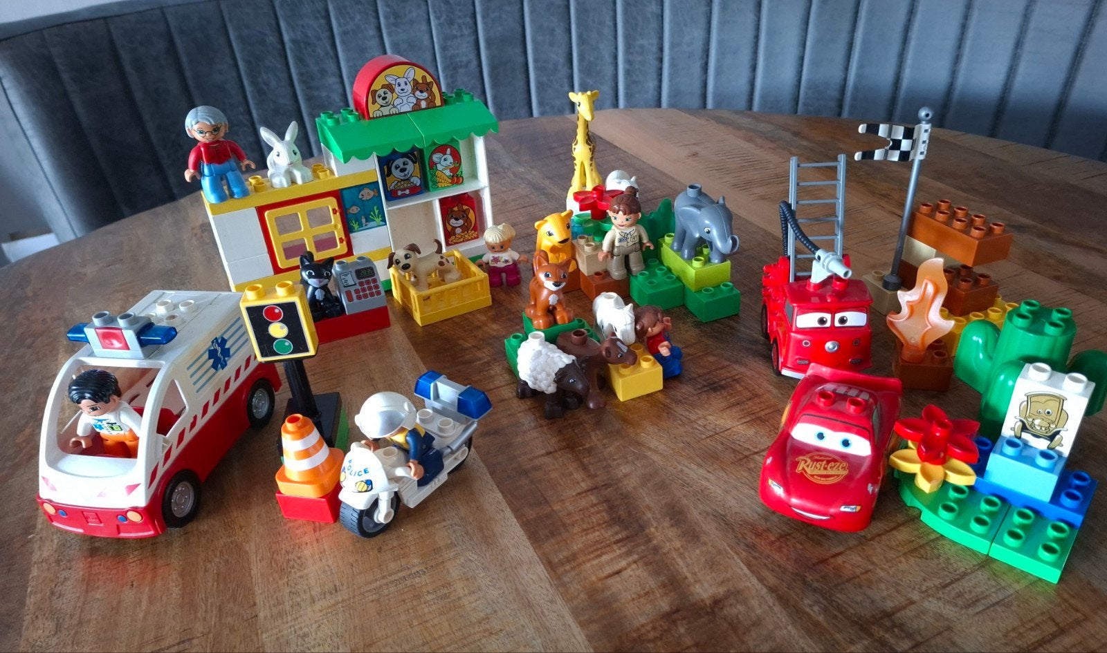 Grote set LEGO Duplo: Cars, Dieren, Politie, Ambulance, Ophalen, Gebruikt