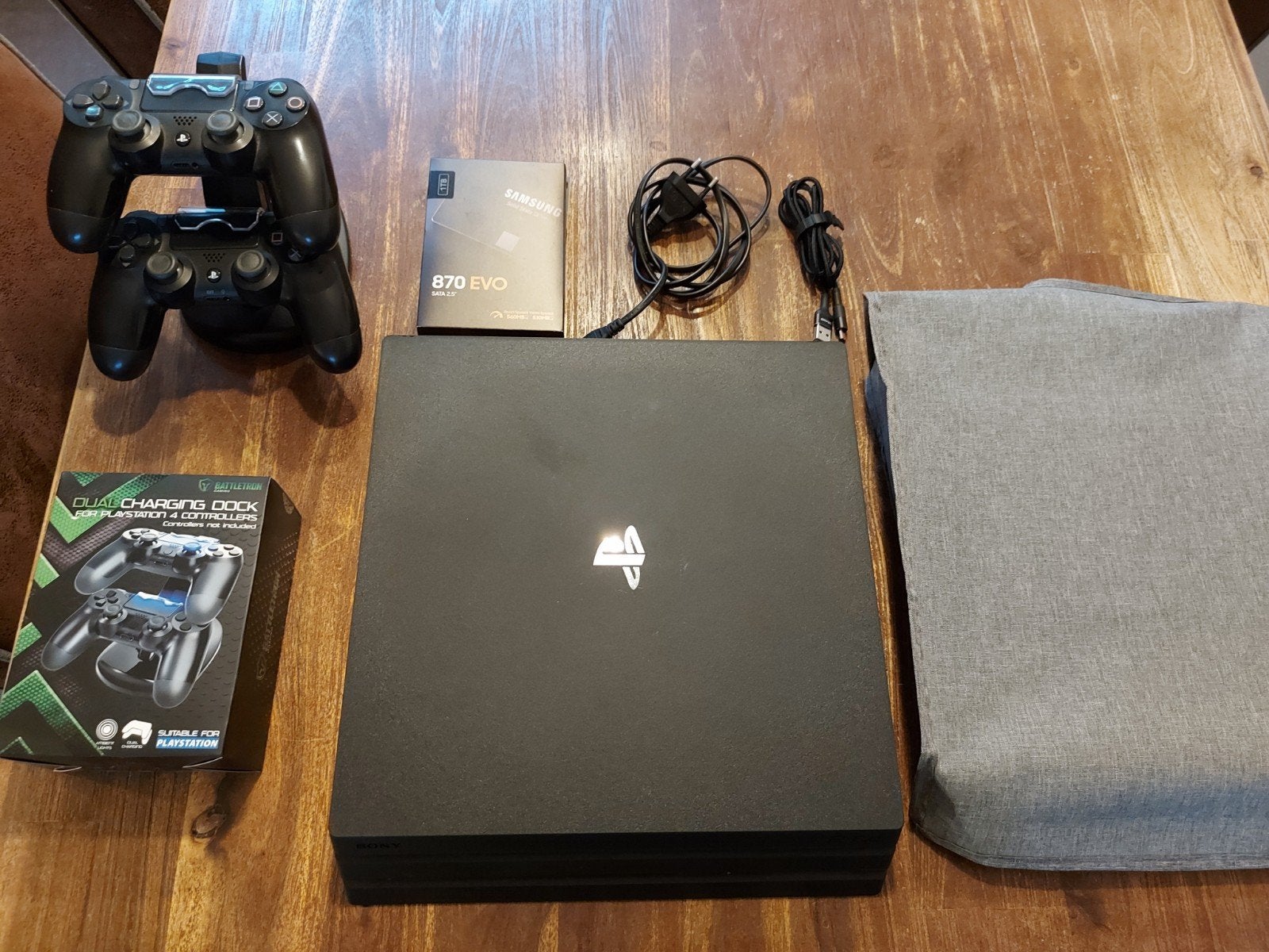Playstation 4 Pro met 2 controllers, 1TB SSD, zgan!, Ophalen, Zo goed als nieuw, Met 2 controllers, Pro