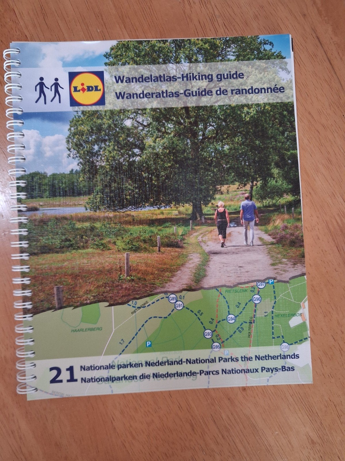 Wandelatlas Hiking Guide - Nationale Parken Nederland, Overige merken, Fiets- of Wandelgids, Ophalen of Verzenden, Zo goed als nieuw
