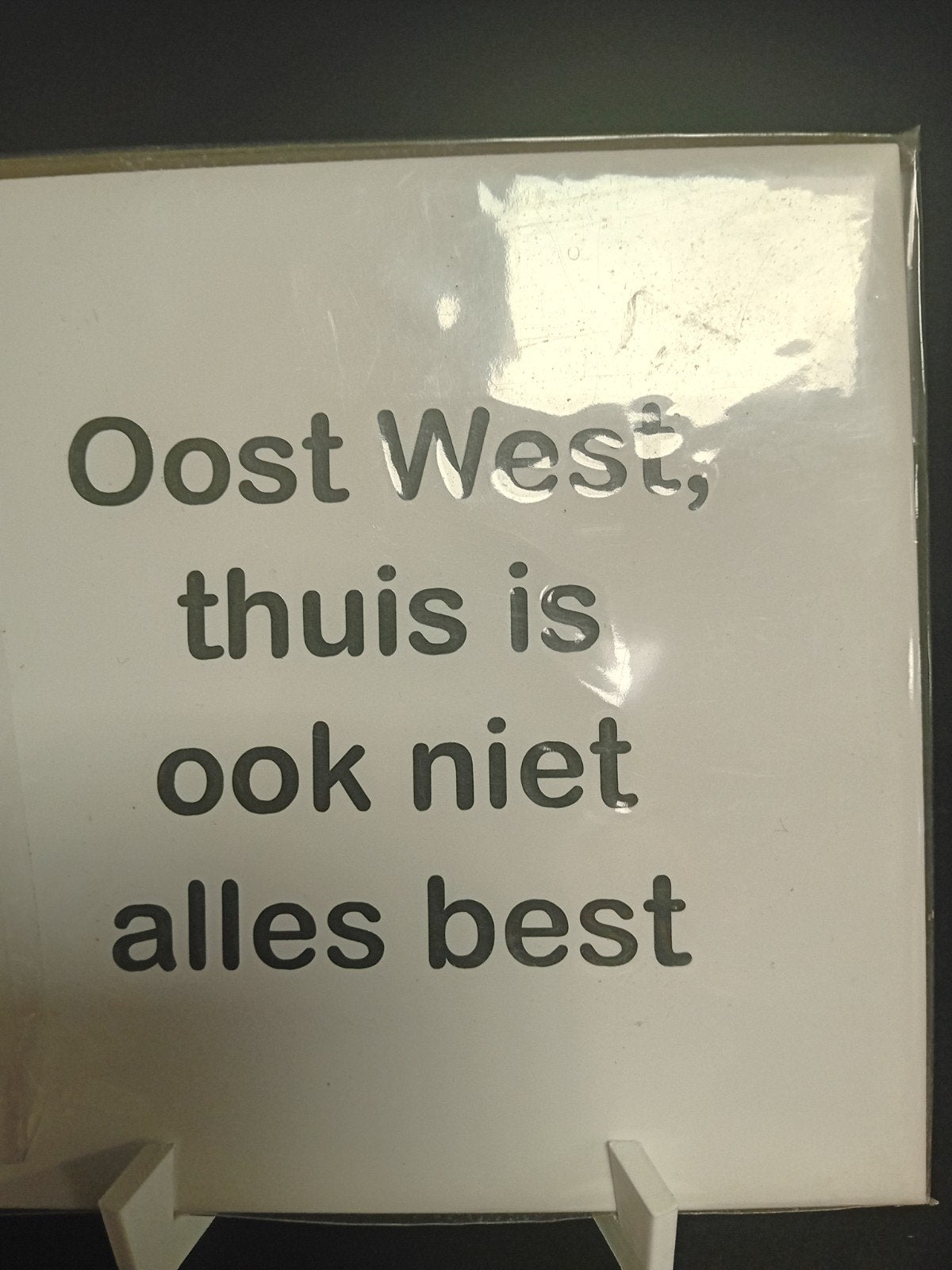 tegeltje met tekst: Oost West, thuis is ook niet all, Ophalen of Verzenden, Zo goed als nieuw, Modern, Wit