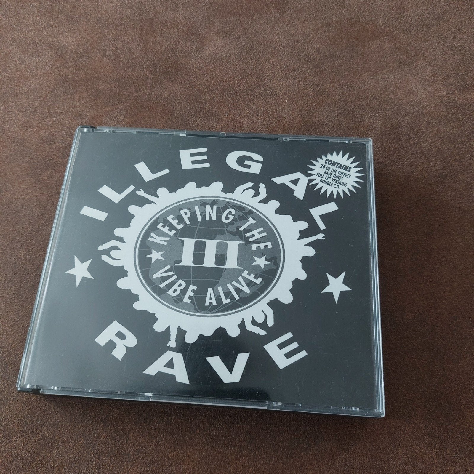 Illegal Rave III - Keeping The Vibe Alive CD, Ophalen of Verzenden, Zo goed als nieuw